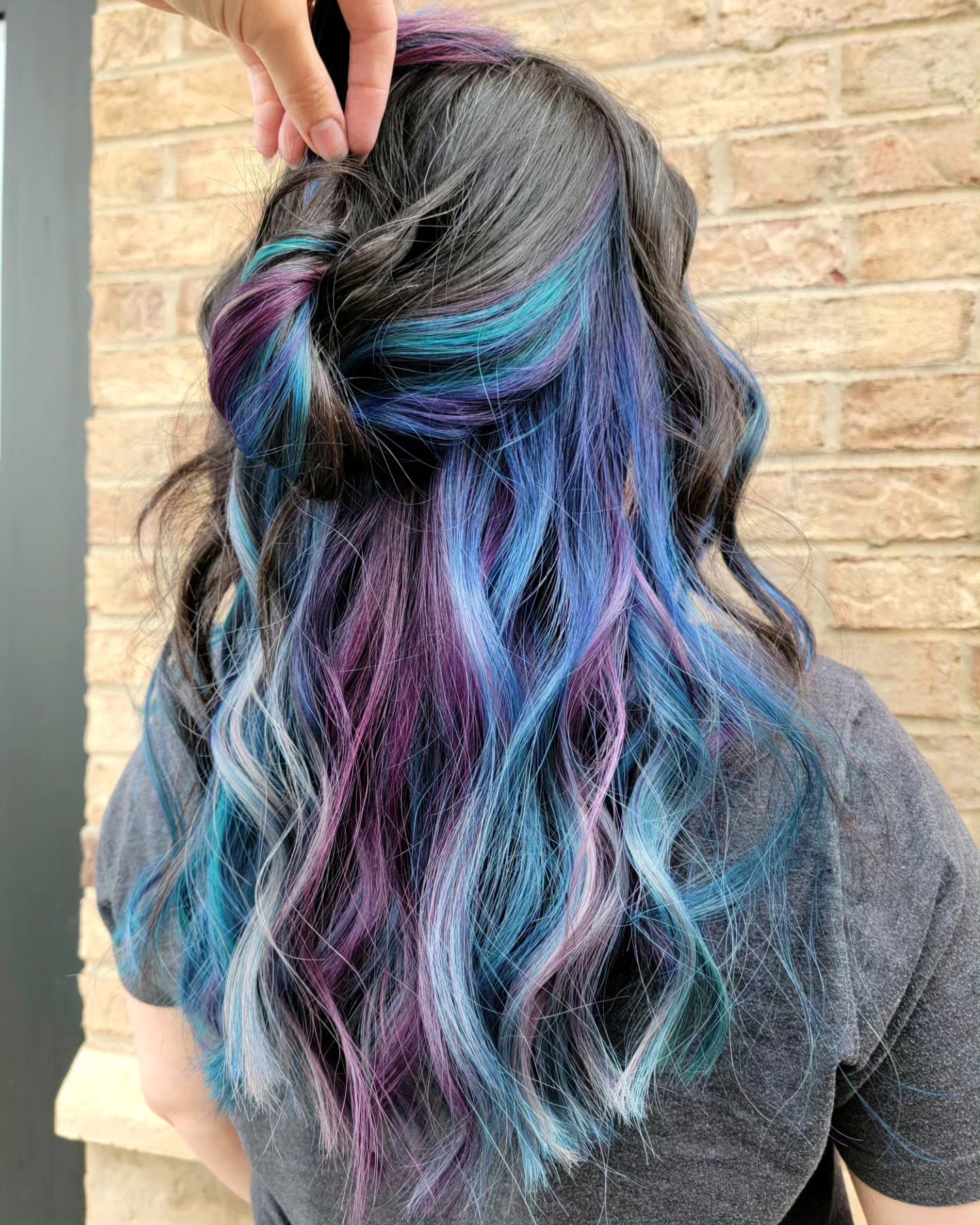 Obsessed is an understatement 🥵
My client had a professional color matching done to see which season she was. Based on her pallette, she is a true Summer with muted tones.
She came ready with her swatch book to pull colors from that will compliment her features. I thought this was such a cool process!
Also, her before pic at the very end still looked so fresh! Can you believe it's from the end of August!