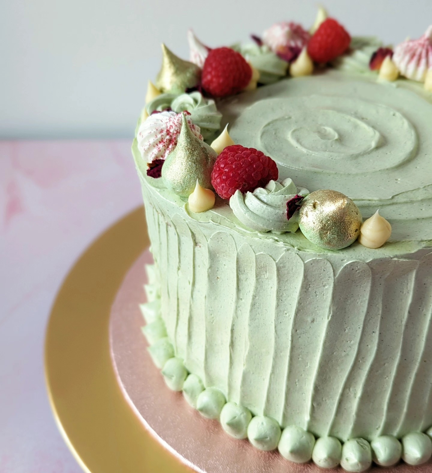 Bespoke Baby Shower Beaut ✨ Oh do I love when I get the chance to flex my creative juices 💭
Layers of vanilla sponge, filled with white chocolate ganache, raspberry jam, covered in pistachio Swiss meringue buttercream. Finished with more ganache, mini meringue kisses, fresh raspberries & dried rose petals 🌹
#prismbakes #prismbakescakes #harrowbakers #babyshowercake