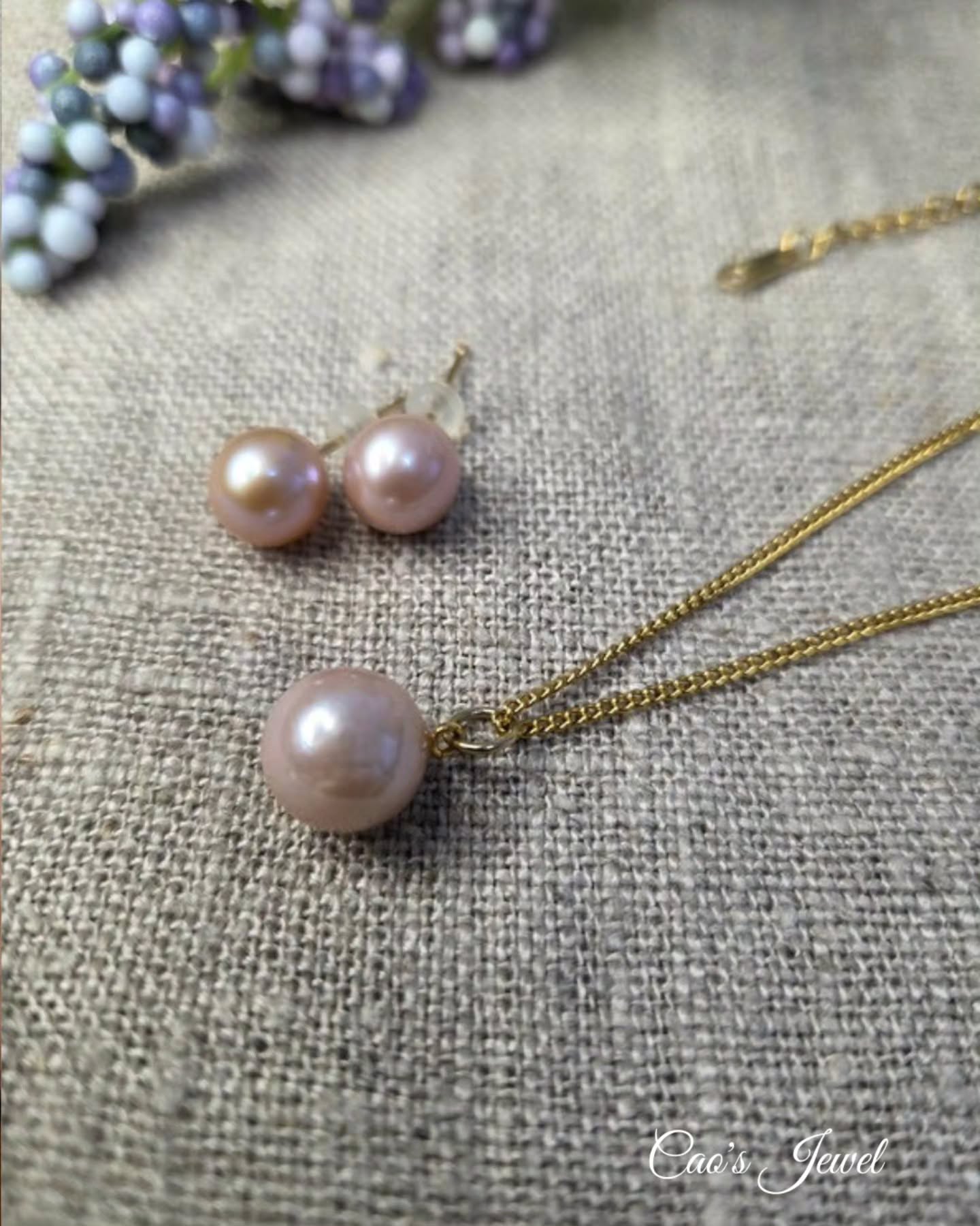 【 SAKURA pearl necklace✨】
@caosjewel_tokyo ←の他の投稿はこちらから
優しいさくら色の真珠
さくらバロックパールネックレス
光の角度によっては、うっすらとパープルがかったピンクにも見える 深みのあるお色は、染色ではなく天然のもの
そして形はまん丸でない、ちょっぴりいびつな真珠、 バロックパール
お母さん貝がお腹の中で、大切に大切に育ててくれた天然の形で、二つと同じ形がありません
愛らしいお色のバロックパールは、すくすくと成長して11ミリにもなりました✨
さくらバロックの美しさを生かすために、シンプルなネックレスに
優しい輝きと愛らしいコロコロの形をお楽しみいただけます
♡◆♡◆♡◆♡◆
眠っているジュエリーの救済活動は、私のライフワークの一つ😊
『ジュエリーは、装う人の気持ちを上げたり勇気や自信をくれるもの』
Cao's は、オーダーされたお客さまと一緒に『ご自分だけの世界に一つ』のジュエリーをお作りしています

