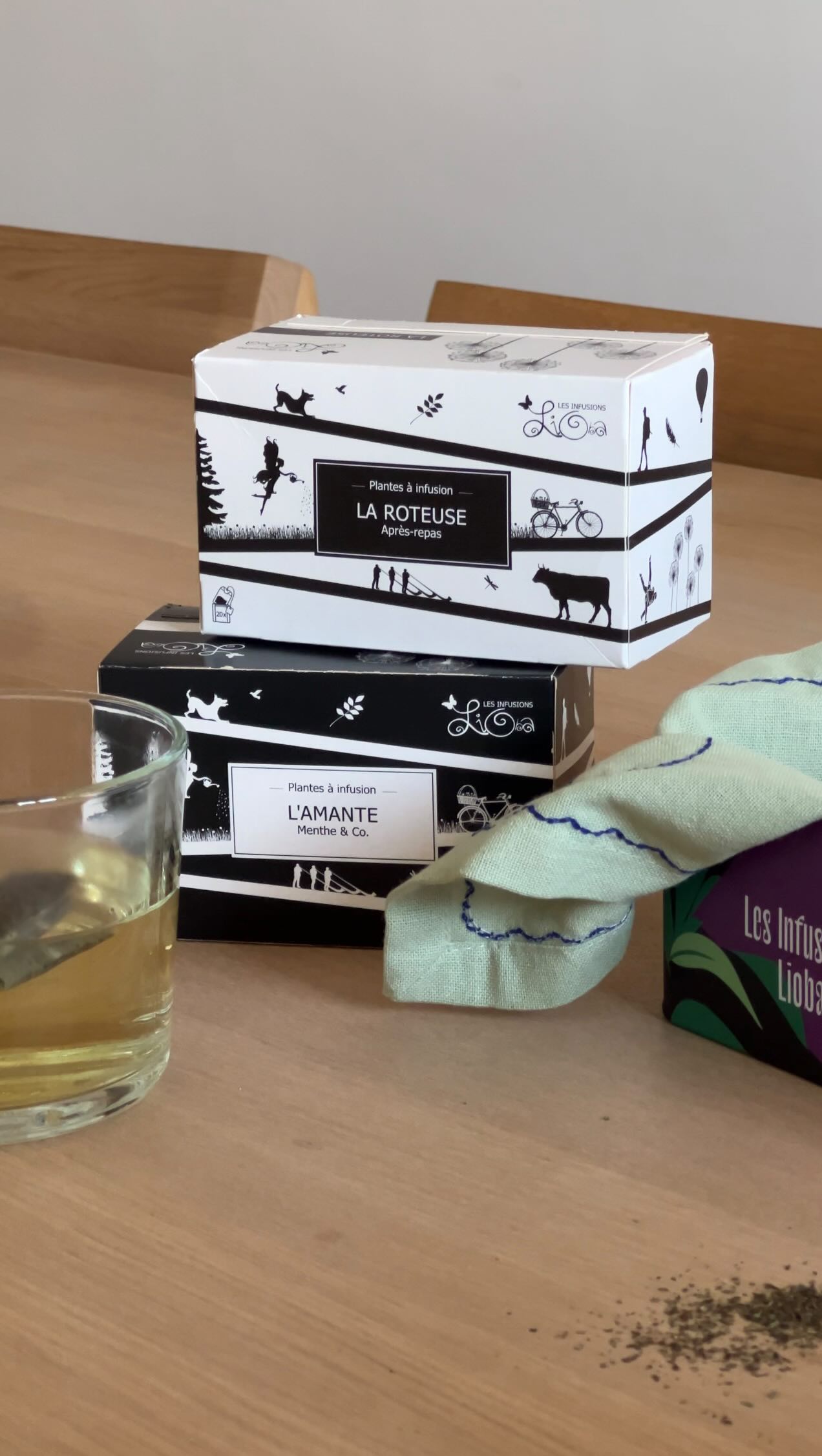 Quand boire une infusion et surtout laquelle ? 🍵
☀️ Le matin : L’écarlate ou encore L’assoiffée, toutes deux contiennent du Cynorrhodon et fleurs de Karkadé = bombe en vitamines et vitamine C. Parfait pour débuter la journée!
🥗 Après le midi : on ne la présente plus mais notre fameuse La roteuse ou encore L’amante sont idéales pour retrouver un estomac léger.
🌙 Le soir : privilégiez des plantes apaisantes et relaxantes comme le tilleul, la verveine ou encore la mélisse. La berceuse et La dulcinée seront vos alliées pour une bonne nuit de sommeil.