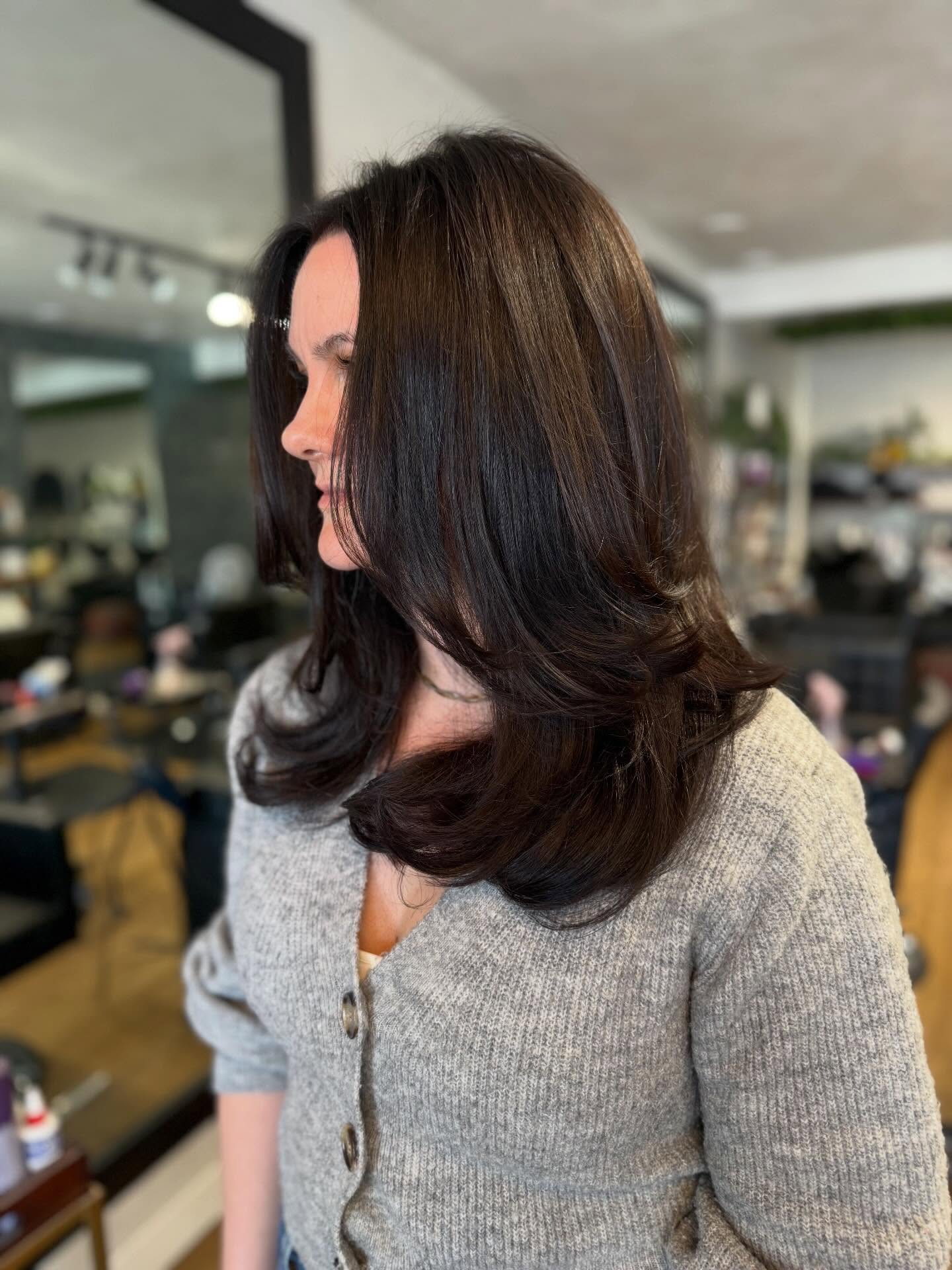 Espresso Brown. Shiny. Luscious. Healthy hair. 🤎
This rich espresso brunette is all about shine, depth, and healthy hair. The secret isn’t just the colour — it’s the regimen and products used to keep the hair strong, hydrated, and glossy.
The @kevin.murphy Regimen
In the shower:
• Maxi Wash – removes buildup and detoxes the scalp
• Hydrate Wash – gently cleans while adding moisture
• Young Again Masque – deep nourishment to restore softness and strength
• Hydrate Rinse – seals the cuticle and locks in moisture
Styling for the blowout:
• Body Builder – lightweight volume and hold
• Young Again Serum – shine, moisture, and heat protection for the mid-lengths and ends
Night care:
• Night shift - to maintain moisture and prevent split ends.
Colour formula:
New growth: Kevin Murphy code 4N
Gloss: Kevin Murphy Gloss 4N
Healthy hair = better colour, more shine, and longer-lasting results.
If you love rich brunettes, glossy blowouts, and healthy hair, this is the look.
🔗 Booking Link In Bio
#yychair #calgaryhairstylist #mardaloop #brunette #espressobrown