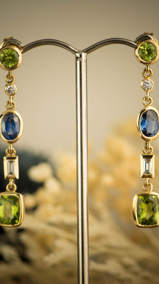 Sky meets forest in flickers of diamond lightβ¨οΈπ³π
Meticulously handmade and hand engraved.
Sapphire, peridot and diamond.
#sapphireearrings #diamondearrings #alexandragasparinijewellery #peridotearrings #naturejewellery