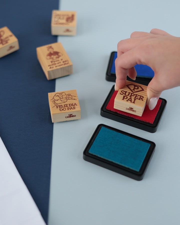 Ser pai é ser exemplo. É ser presença. É ser referência.
E no branding… também.
⠀⠀⠀⠀⠀⠀⠀⠀⠀⠀
As marcas mais fortes são aquelas que deixam marca todos os dias, com consistência, intenção e detalhe, tal como um pai.
⠀⠀⠀⠀⠀⠀⠀⠀⠀⠀
Hoje celebramos quem nos ensinou que os pequenos gestos fazem toda a diferença.
Porque, no fundo, é isso que constrói memórias e marcas.
⠀⠀⠀⠀⠀⠀⠀⠀⠀⠀
Feliz Dia do Pai 🤍