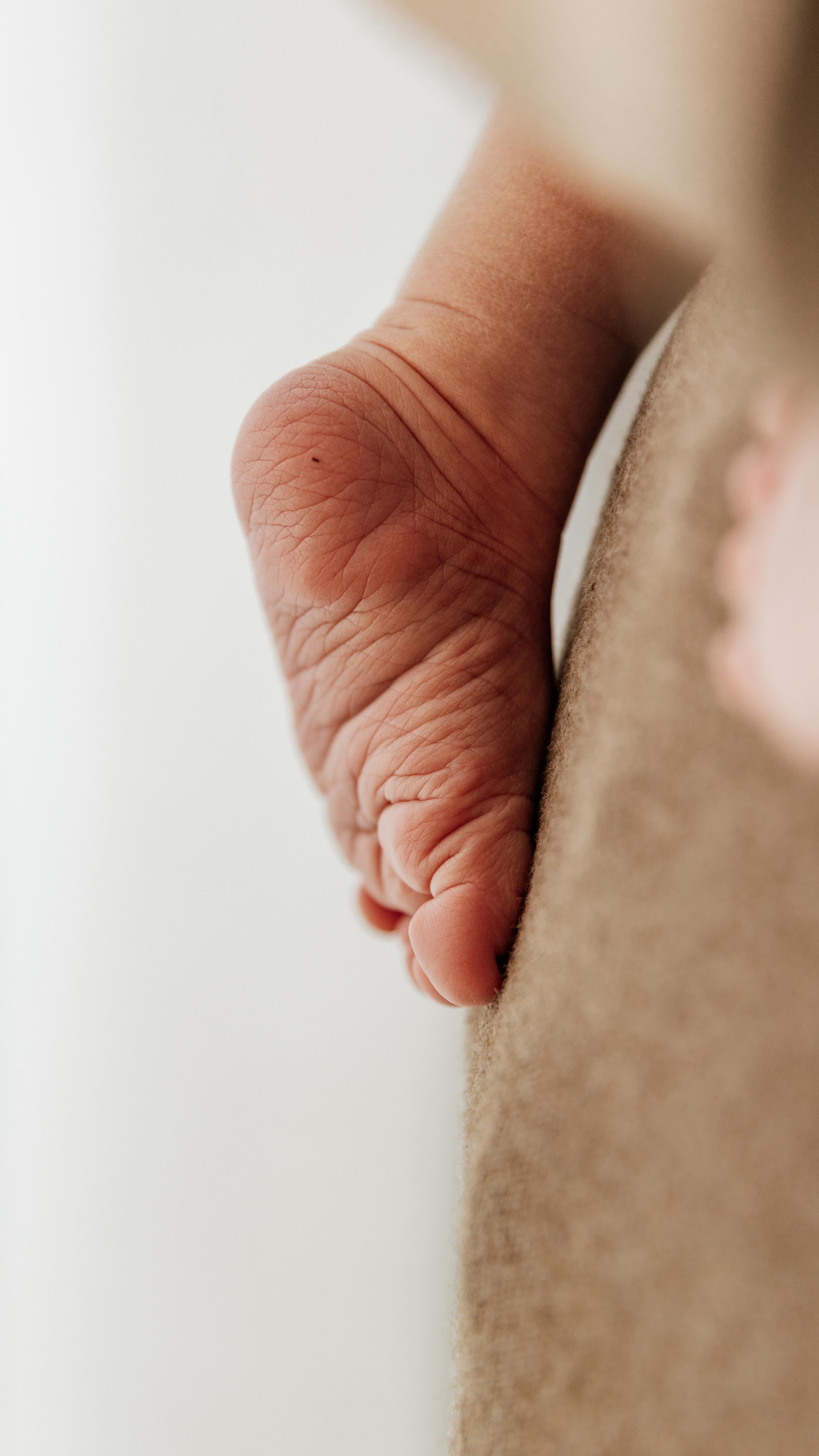 Wenn du Angst hast, dass dein Baby beim Shooting nicht „mitmacht“, bist du nicht allein.
Fast alle werdenden Eltern haben genau diese Sorge.�Und weißt du was? Sie ist völlig unnötig.
Dein Baby muss nicht schlafen.�Es muss nicht ruhig sein.�Und es muss schon gar nicht „funktionieren“.
Ich bin Jasmin und ich halte eure ersten gemeinsamen Momente so fest, wie sie wirklich sind:�chaotisch, zart, emotional – und genau deshalb so wertvoll.
Ohne Druck. Ohne Inszenierung.�Dafür mit ganz viel Ruhe, Geduld und Gefühl.
Und das Beste:�Ich komme zu euch nach Hause – in eure gewohnte Umgebung, in der ihr euch sicher fühlt.
Denn genau dort entstehen die ehrlichsten Erinnerungen.
🤍 Schreib mir und sichere dir deinen Termin – diese Zeit kommt nicht zurück.
#neugeborenenshootingheidelberg
#neugeborenenshootingmannheim
#babyfotografie
#fotografinheidelberg
#fotografinmannheim