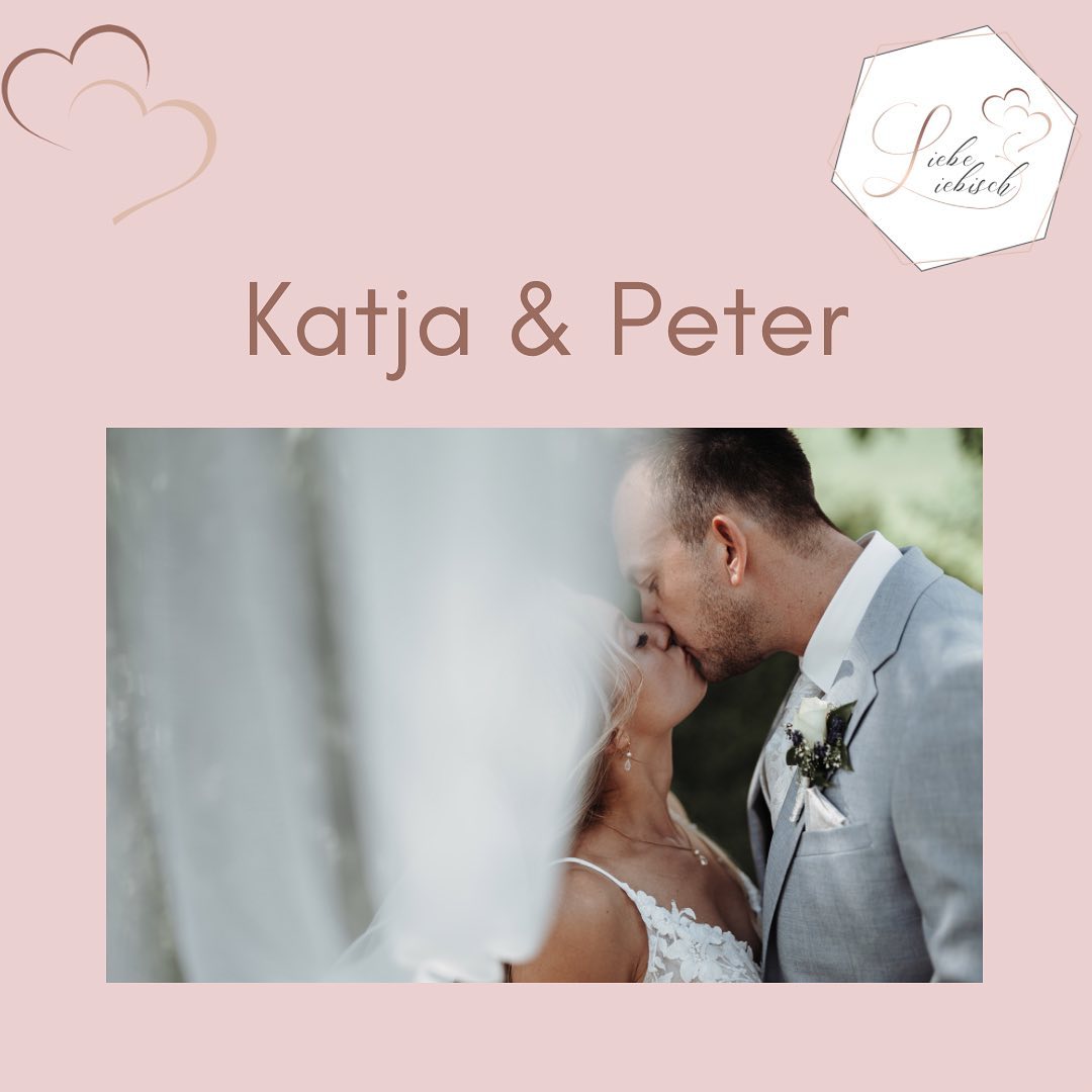 Die Trauung von Katja und Peter im Forsthof mit der wundervollen Jana @koenekampfotografie war vor allem eins: ☀️☀️☀️ daher waren wir froh, dass genug Schatten durch die Pavillons und viele gekühlte Getränke bereitstanden 😎 Zum krönenden Abschluss der Zeremonie haben sich die beiden für ein #sandritual bei ihrer Trauung entschieden.
#freietrauung #freuetraurednerin #traurednerin #hochzeit #hochzeitstuttgart