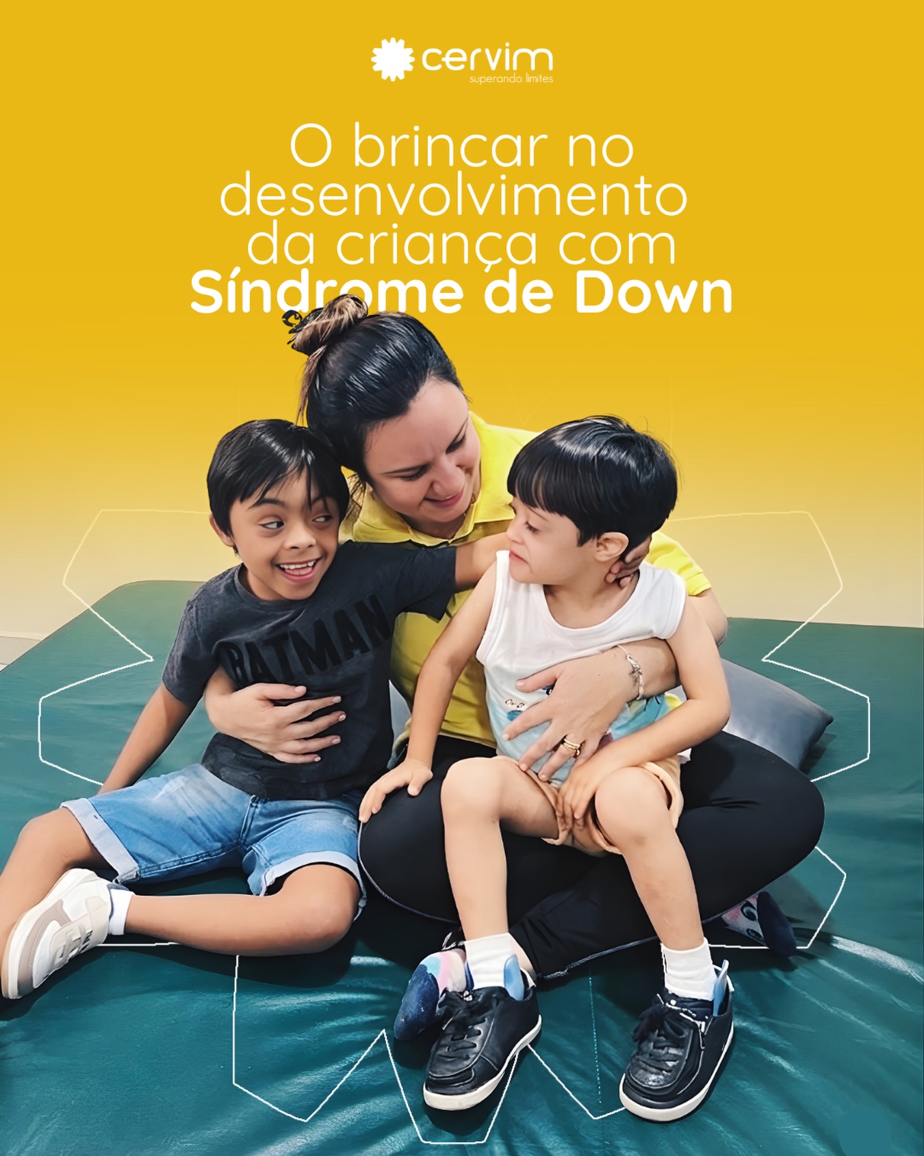 A Síndrome de Down exige um olhar atento para o desenvolvimento global, e a ciência reforça um ponto essencial: o brincar não é apenas recreação, é intervenção.
Estudos mostram que o lúdico tem papel central no desenvolvimento integral da criança, especialmente no contexto da inclusão. Brincar estimula funções cognitivas, motoras, sociais e emocionais de forma natural, facilitando a aprendizagem e a construção de autonomia.
Para crianças com T21, esse processo se torna ainda mais relevante. A estimulação precoce, quando associada ao brincar, favorece o engajamento, melhora a comunicação, incentiva a interação social e potencializa o desenvolvimento de habilidades no próprio tempo da criança.
Mais do que uma estratégia pedagógica, o lúdico é um recurso terapêutico. Ele deve estar presente tanto no ambiente clínico quanto escolar, contribuindo para uma abordagem mais eficaz, humanizada e inclusiva.
Quando a criança aprende brincando, ela se desenvolve com mais significado, prazer e resultado.
Estimular é cuidar. Brincar também é reabilitar. 💛
Referência bibliográfica nos comentários.
#sindromededown #inclusãosocial #Cervim20Anos #brincaréaprender