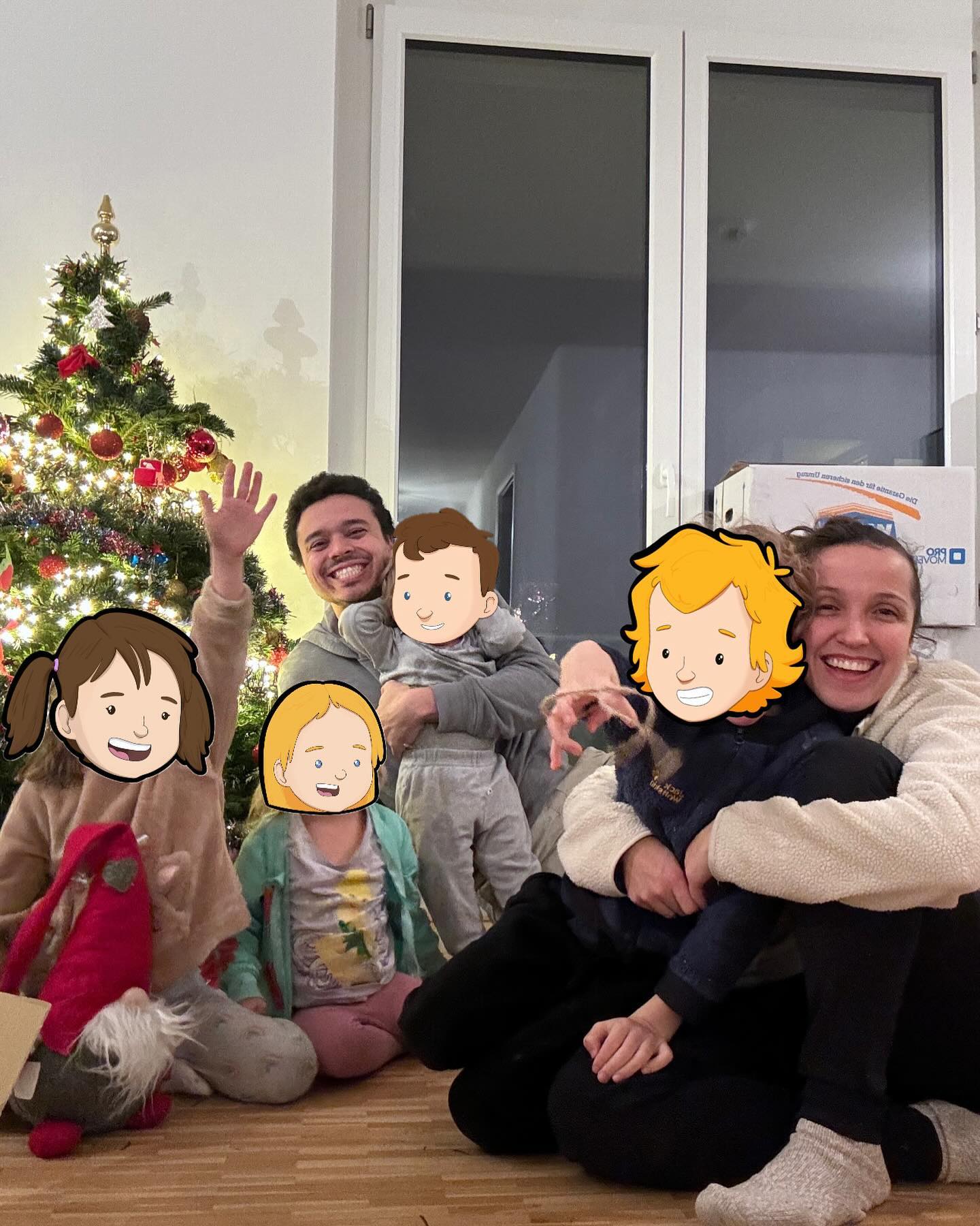 Nosso novo começo.
No nosso 8ºano de Alemanha, 5 anos morando num interior brabo, com pouco contato com comunidades internacionais e vivendo uma Alemanha raiz… vamos experimentar e aprender com uma nova, completamente diferente, realidade da terra das batatas!
Uma mistura de medo e entusiasmo.. saímos de Coburg com a certeza de que lar não é um lugar. Somos eu, Irineu e nosso bando e cabô. Comendo sorvete do pote no meio da bagunça, no meio do nosso primeiro trânsito (interior tem trânsito não, já tava desacostumada 🤣), ou no nosso primeiro parquinho perto de casa…. Somos nós 6.
E estamos prontos e abertos para novos aprendizados e perrengues ❤️
Obrigada por todo apoio e carinho que tenho recebido por aqui!