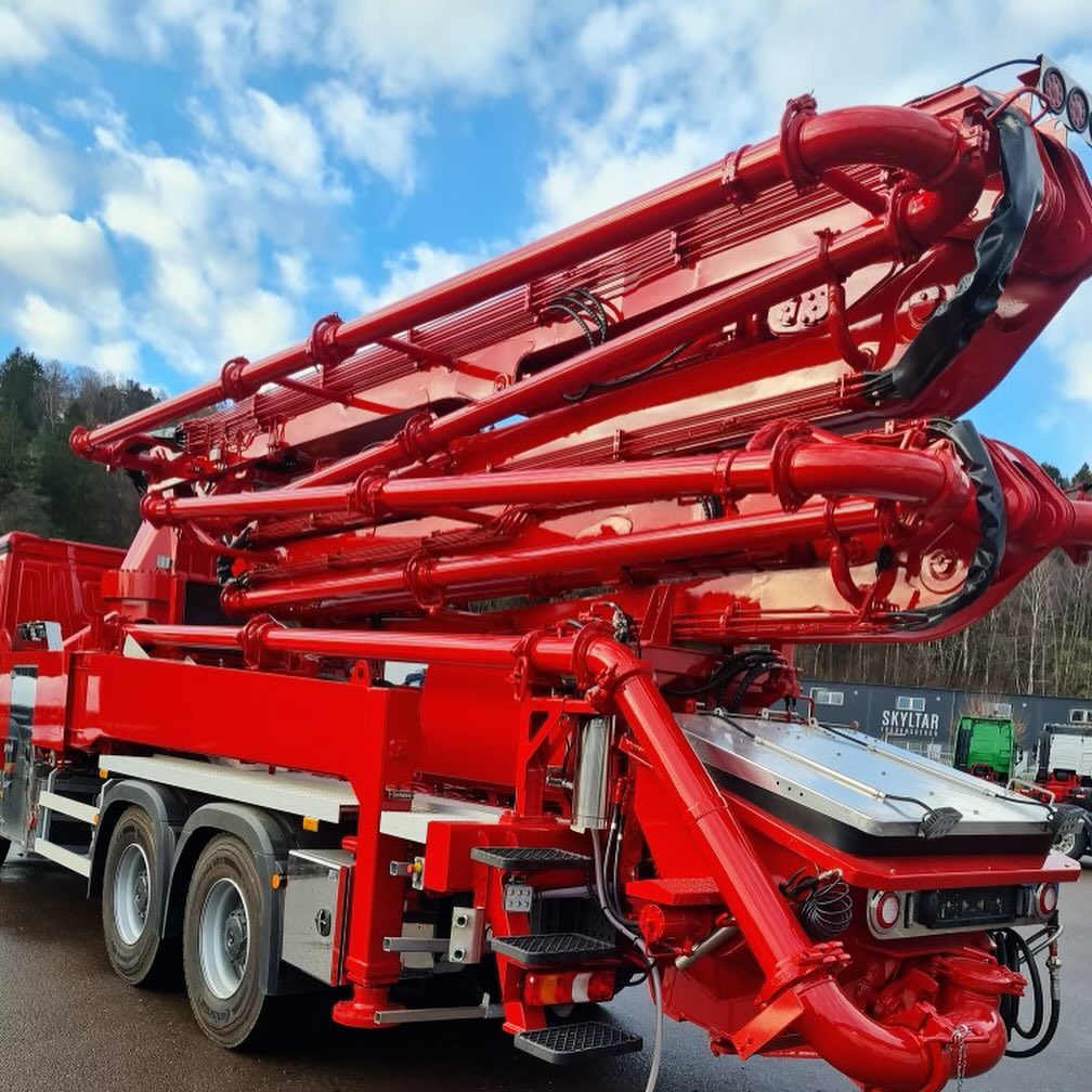 Vi är stolta över att ha fått äran att lacka denna betongbilen. Vi har lagt ner mycket tid och omsorg på att ge den en riktig makeover och resultatet talar för sig själv.
H