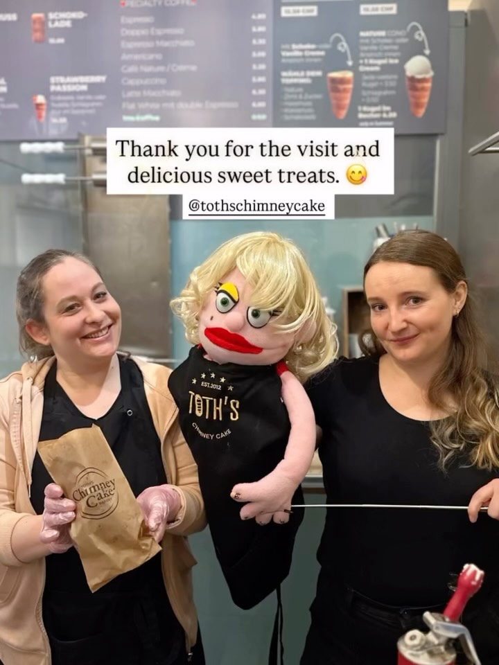 Huh? What‘s going on at @tothschimneycake - some very special visitors honored us with their visit having a hard time choosing which Chimney Cake to choose! We are sure they loved our treats! And if you want to get yours too then before their show @youdoyoutheatre at @theaterstock in May may be a good moment. Actually, every moment is a good moment to grab a Chimney on you way, hihi 😜😎🥳