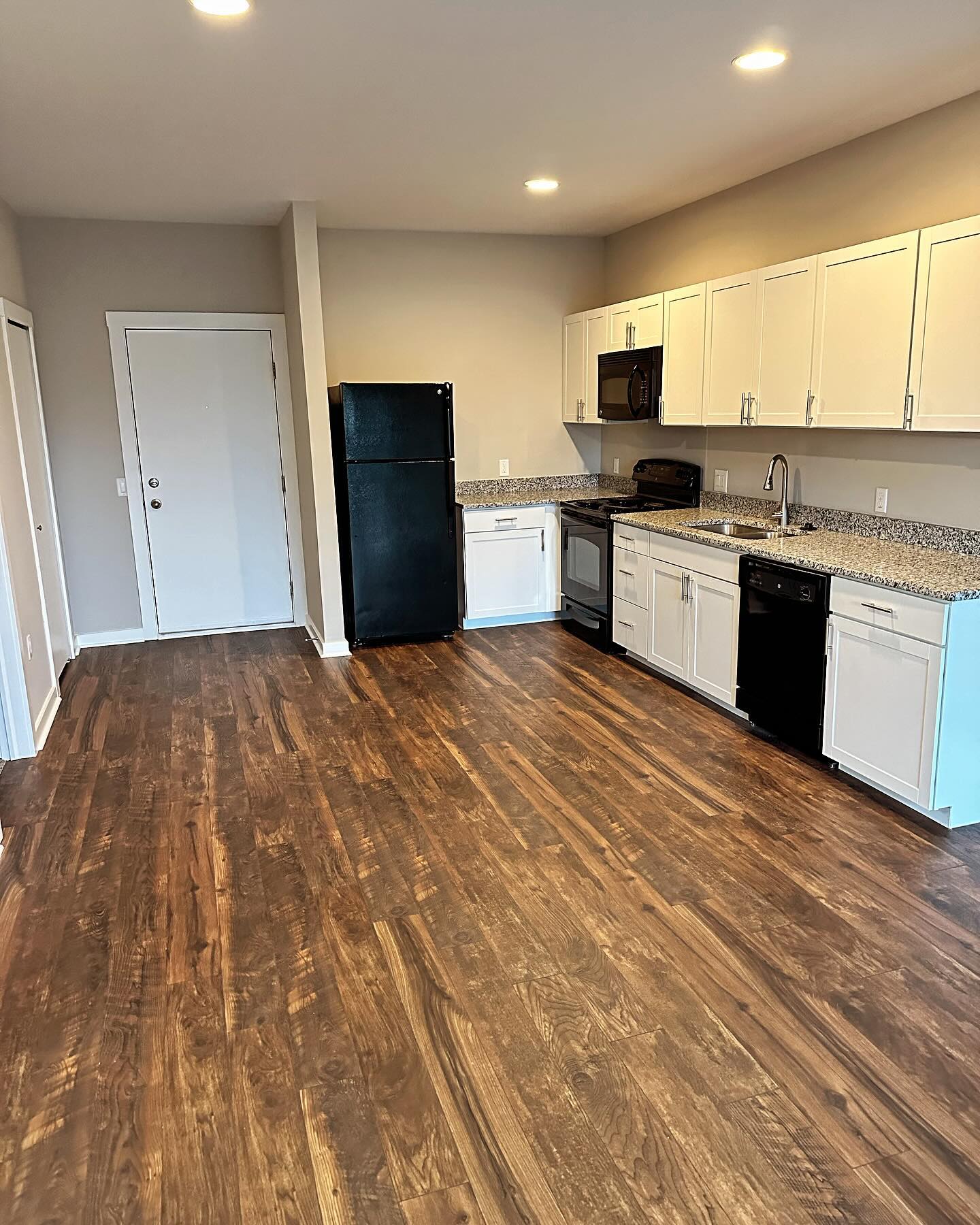 Don’t miss out on this amazing opportunity! 2BR/2BA upgraded unit is now available for $1349 + 1 Month FREE RENT when you move in by Dec 1st!!! We are here M-F from 10a-5p! Walk-ins Welcomed! Call us today for your in person or virtual tour at (614) 795-5000 | www.thebenchmark.com #osu #614apartments #upperarlington #columbusohio #columbusunderground #614 #downtowncolumbus#614magazine#columbushousing #thelanternosu #trainfitness #imgaicalstudios