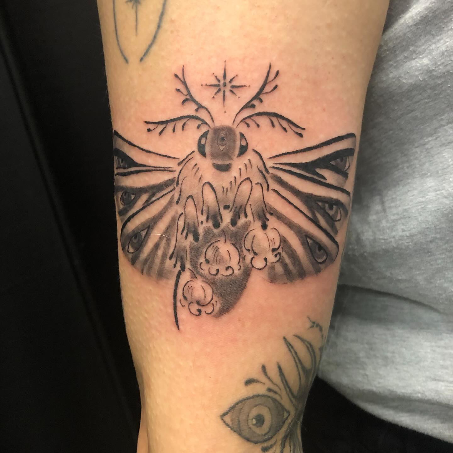 Some recent pieces by @basil_teeth - who’s rocking the brush painting style as always!
They have openings in Jan still and you can snag your own spot by emailing them at basilteethtattoos@gmail.com
Come in and get your own cute little critter or beautiful brushwork piece!
#brushwork #greywashtattoo #cutelittlecritters #moths #bugs #cavepaintings #mythicalcreatures #tattoos