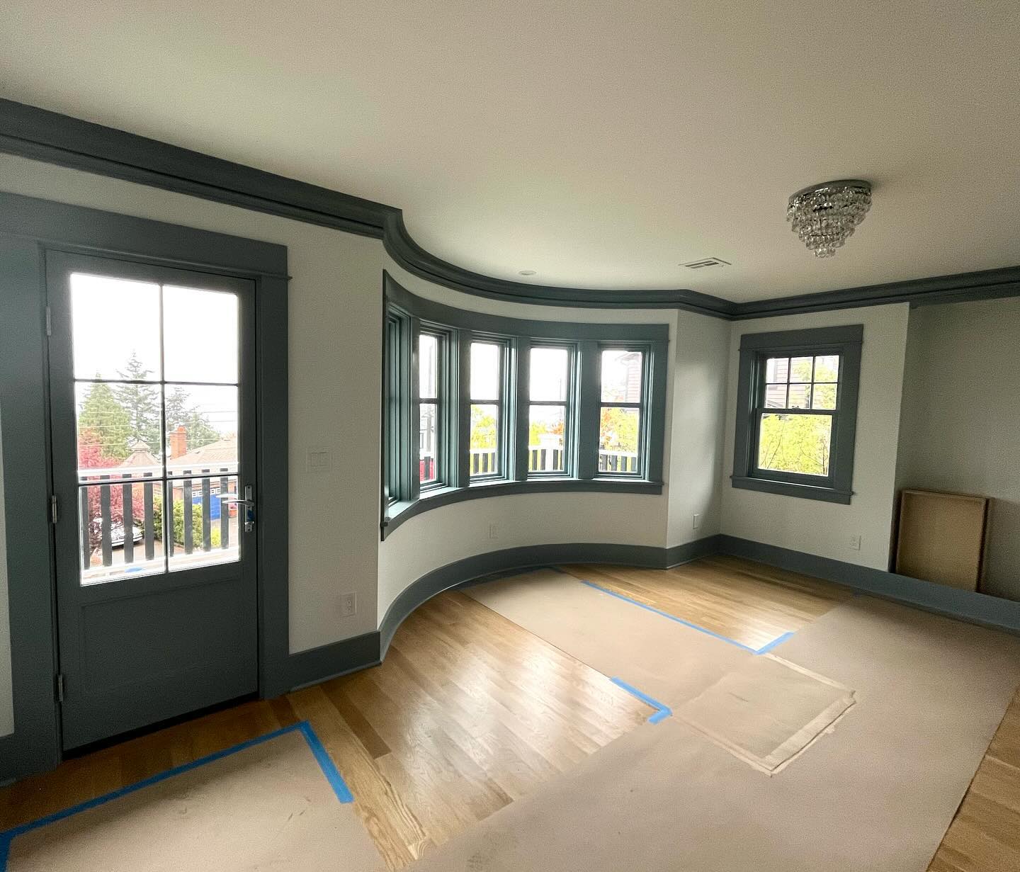 Curve appeal. Primary bedroom curved bay window.
#pnwcontractors #customremodeling #seattlebuilder #primarybedroom #craftsmanhome #pnwbuilder
#craftsmanship #residentialdesign