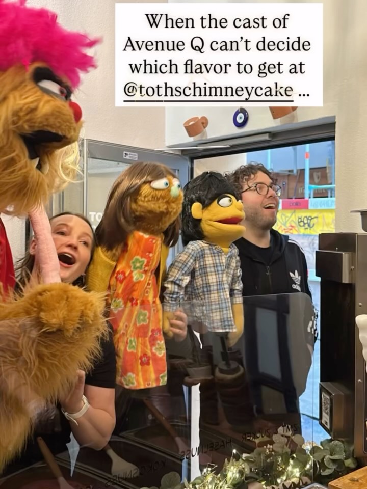 Huh? What‘s going on at @tothschimneycake - some very special visitors honored us with their visit having a hard time choosing which Chimney Cake to choose! We are sure they loved our treats! And if you want to get yours too then before their show @youdoyoutheatre at @theaterstock in May may be a good moment. Actually, every moment is a good moment to grab a Chimney on you way, hihi 😜😎🥳