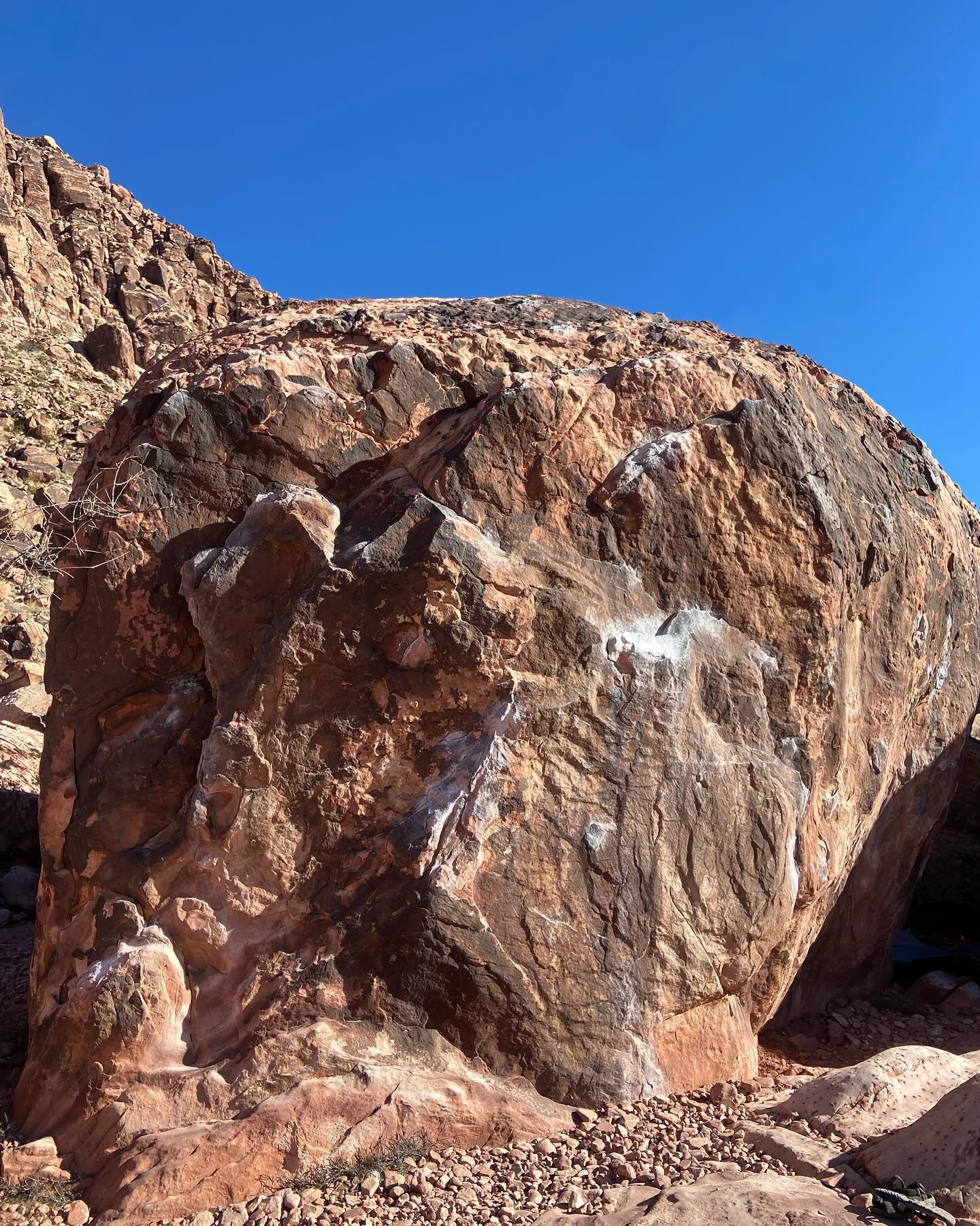 Warm Up Boulder at Kraft Boulders in Calico Basin! Really great juggy holds for a warm up. Top out is also nice and easy with lots of feet.
The scariest part (but also became extremely fun) was shimmying down the crack after the top out.