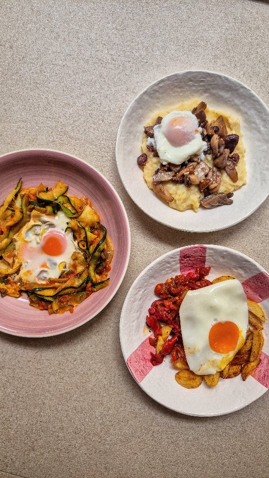 3 cenas fáciles en 15 minutos con huevo.
Más allá de la tortilla francesa con cosas
Si cada día piensas qué cenar…
es normal que acabes en lo mismo de siempre 😅
no es falta de ideas
es que pensar todos los días cansa
👉 por eso yo no improviso
👉 me organizo
y siempre tengo el congelador y la despensa así 👇🏼
🧊 ajo ya picado en cubitos
🧊 cebolla pochada congelada
🧊 caldos, cremas, salsas
🧊 verduras cortadas (calabacín, setas…)
🥫 pimientos asados en conserva
🥔 patatas cocidas de bote
🍅 tomate frito bueno
👉 con esto puedes montar cenas en 10–15 min
ricas, sabrosas y sin complicarte.
Te dejo 3 ideas que hago muchísimo 👇🏼
🥔 1. PATATAS + PIMIENTOS + HUEVO
Para 1 persona:
200–250g patata cocida
150–200g pimientos asados
1 huevo
👉 Paso a paso:
Corta las patatas, añade sal, pimienta, pimentón picante y un chorrito de aceite
→ airfryer 200º · 15 min
Mientras:
saltea un poco de ajo picado + pimientos
Haz el huevo a la plancha
👉 juntas todo y listo
🥒 2. CALABACÍN + TOMATE + HUEVO
Para 1 persona:
1 calabacín
2 cucharadas tomate frito
1 huevo
👉 Paso a paso:
Haz láminas con pelador (tipo pasta)
Saltea:
ajo + cebolla pochada
Añade calabacín
→ 2 min
Añade tomate
→ 1 min
Añade huevo, tapa y deja que se haga
👉 fácil, rápido y muy top
🍄 3. SETAS + PURÉ + HUEVO
Para 1 persona:
200–250g patata cocida
150g setas
1 huevo
👉 Paso a paso:
Machaca la patata
añade:
aceite de oliva
un poco de leche
queso rallado
sal, pimienta y nuez moscada
👉 tienes el puré
Saltea ajo + setas
Haz huevo poche
👉 montas y listo
No se trata de cocinar más
sino de hacerlo más fácil
👉 tener bases hechas
👉 tener la despensa pensada es lo que marca la diferencia
guarda esto que te va a salvar más de un día 🤍
#cenasfaciles #cocinasencilla #organizacioncocina