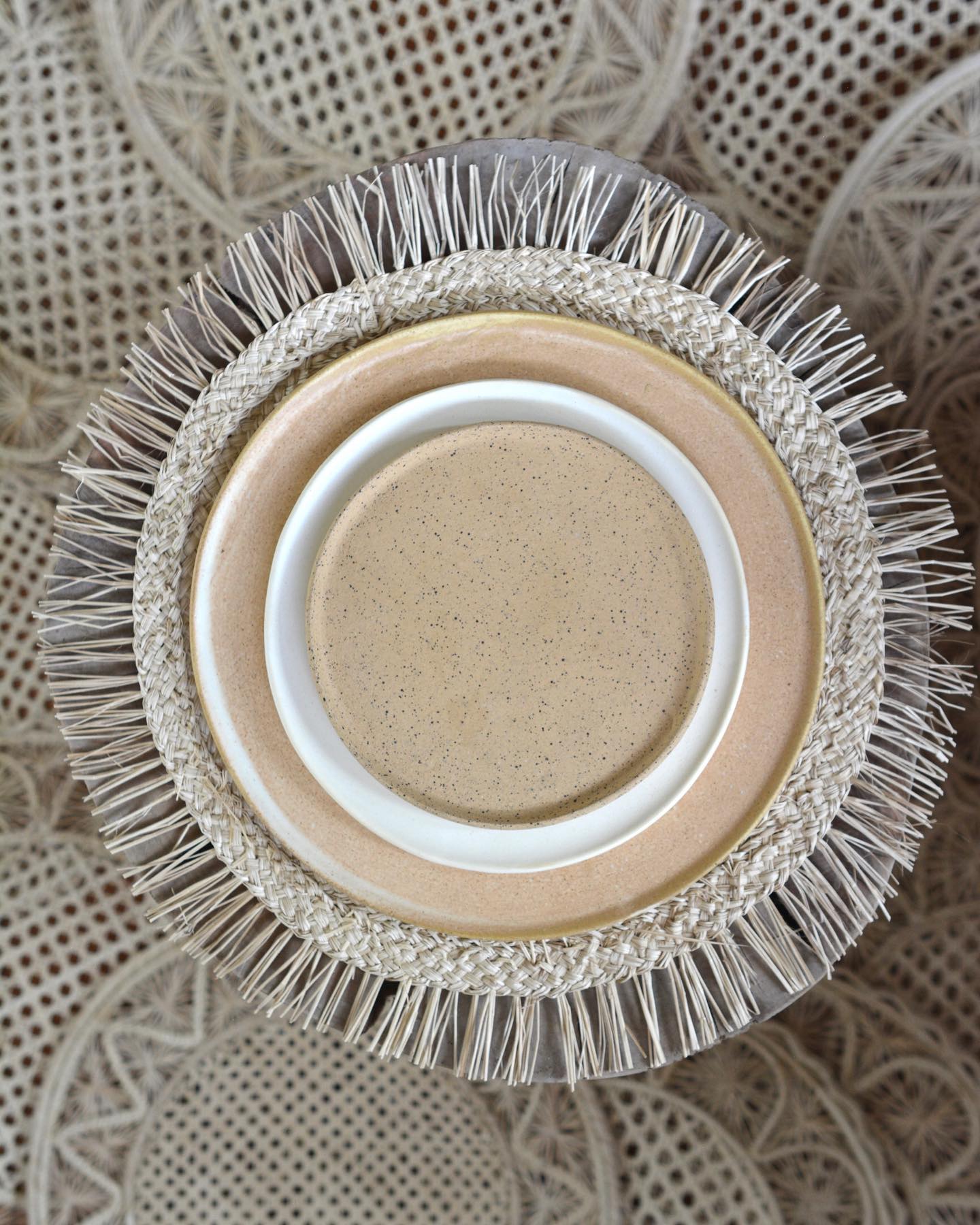 Estos individuales tejidos a mano por artesanos colombianos con Palma de Iraca son el complemento perfecto para tu mesa 💛
También sirven como centro de mesa para lucir un lindo florero o para colgar y vestir una muralla… estas son solo algunas ideas 🤩🫢
Quedan las últimas unidades del verano y están disponibles en nuestra web haciendo tap en la imagen…
🌞