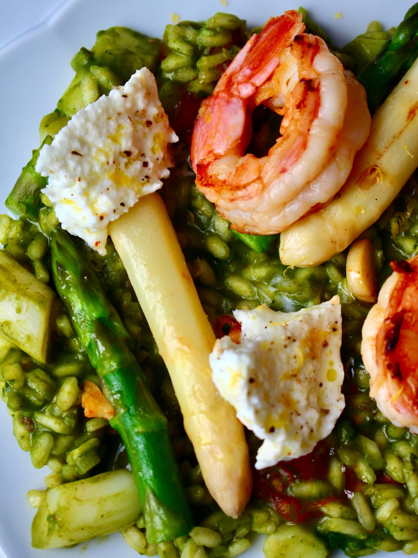 Spring on a plate 🌱🍽️☀️
Green wild garlic risotto with seared shrimp and asparagus duo ✨🍤🧀
#wildgarlic #asparagus #risottolover #prawnrecipe #springrecipes