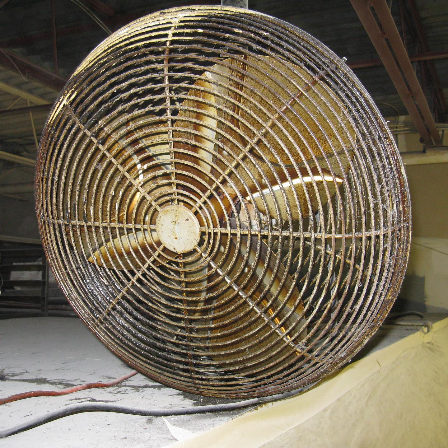 Before and after dry ice blasting a fan. It looks brand new after have all the grease and grime was removed! I’m sure it runs a lot smoother now too.
#dryice #blasting #co2 #dryiceblasting #mediablasting #cleaning #facilitycleaning #beforeandafter #satisfying #co2sweep #cleaningcompany #windsorontario