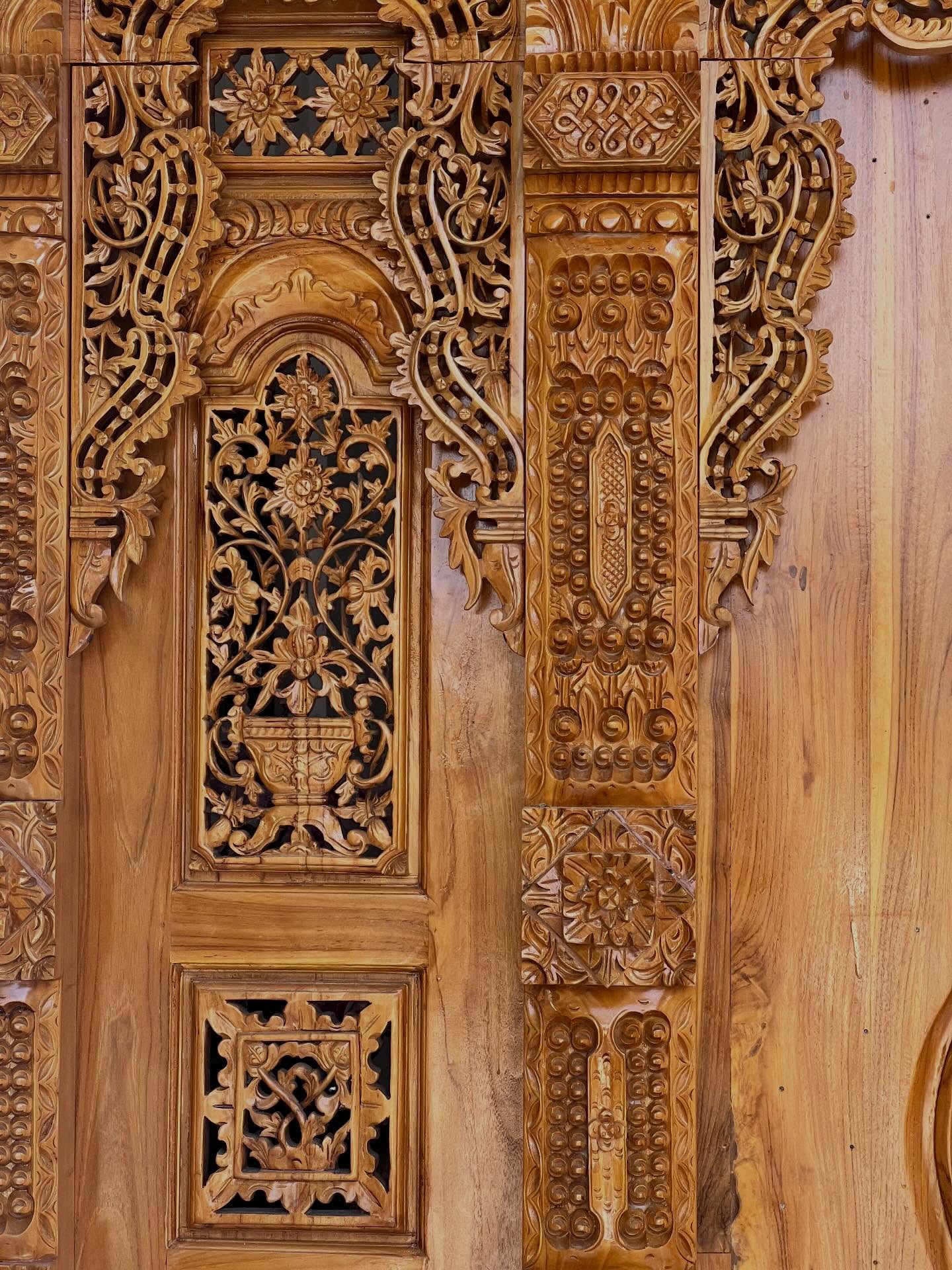 Every carving tell story, gebyok jawa
Custom your furniture with us ✌️
#woodendoor #woodcarving #furniturebali