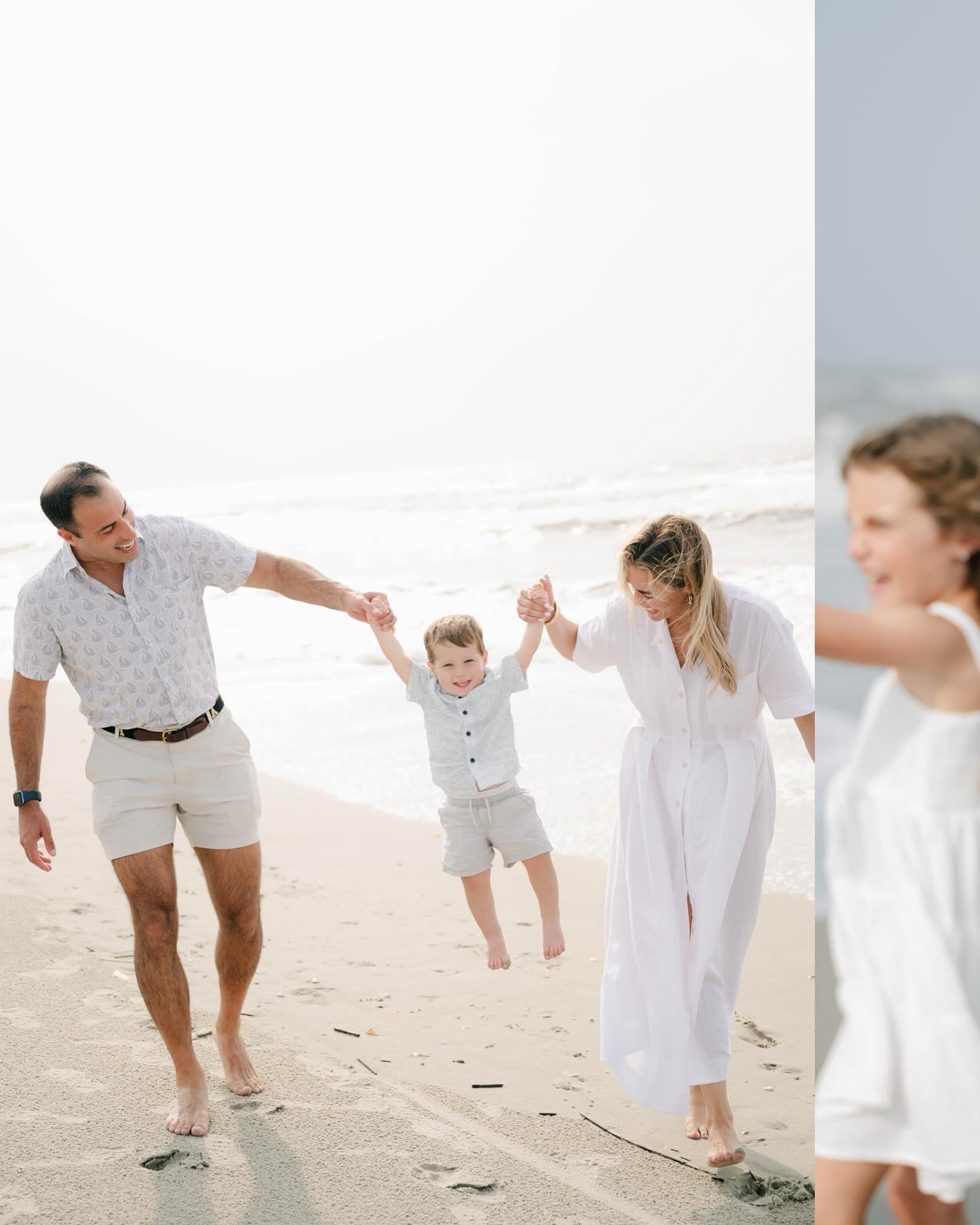 Tropical Storm Debbie finally blew out to sea and we could sneak in a quick shoot before this lovely family’s last day of vacation 🙌🏻😎🤩