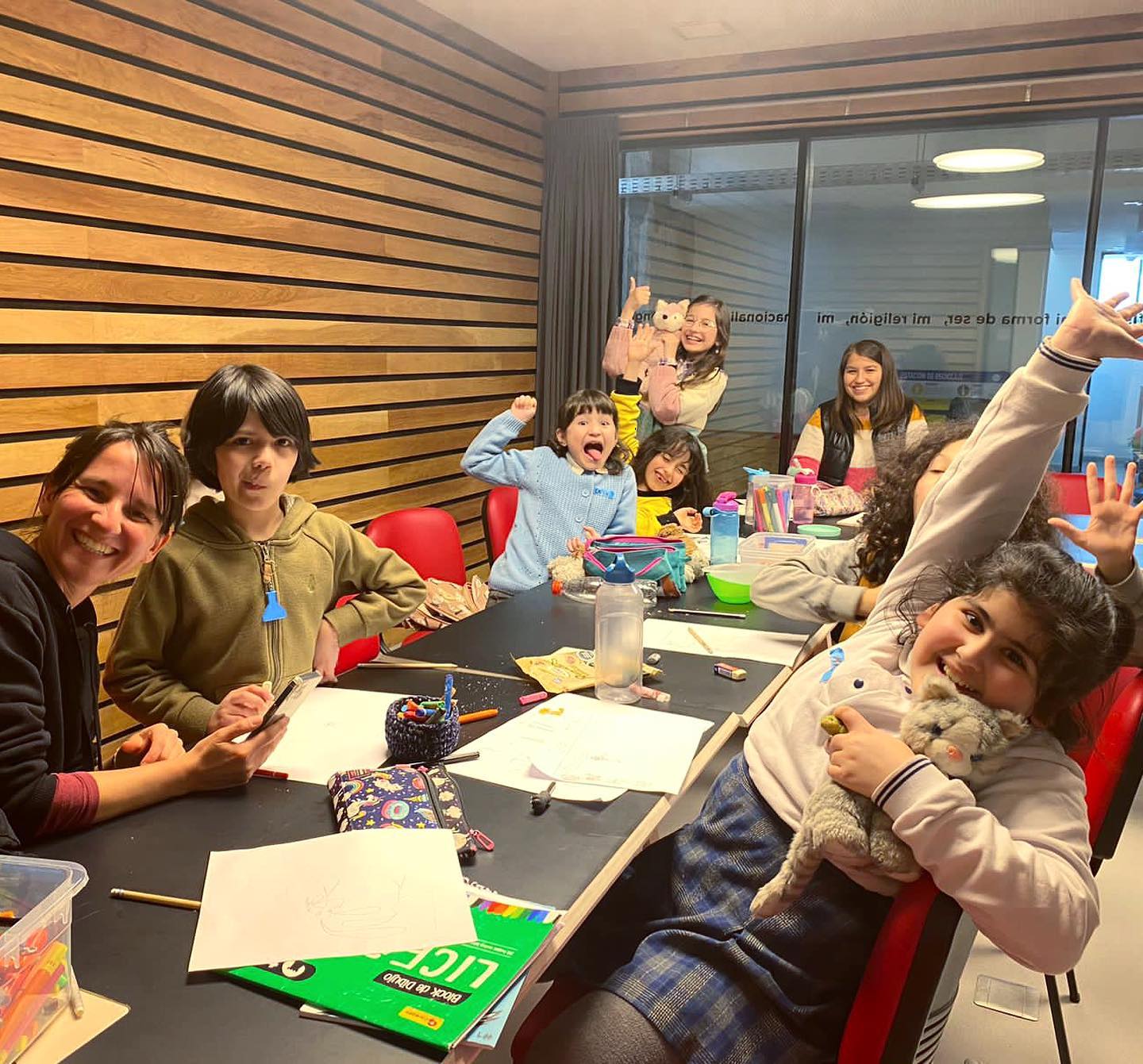 Comité GATOPERRO😸🐶
Dibujos, chistes, galletas, tiras cómicas, una encuesta, más galletas, juegos, un test, mitos vs realidad y unas pocas galletas más 🍪. Así se nos pasó nuestra tercera reunión del comité editorial, que no ha escatimado en entusiasmo ni talento en la creación de contenidos para el próximo número de la revista.
¡Este grupo es lo máximo! 🤩
#revista #niñez #mascotas #perros #gatos #creatividad #