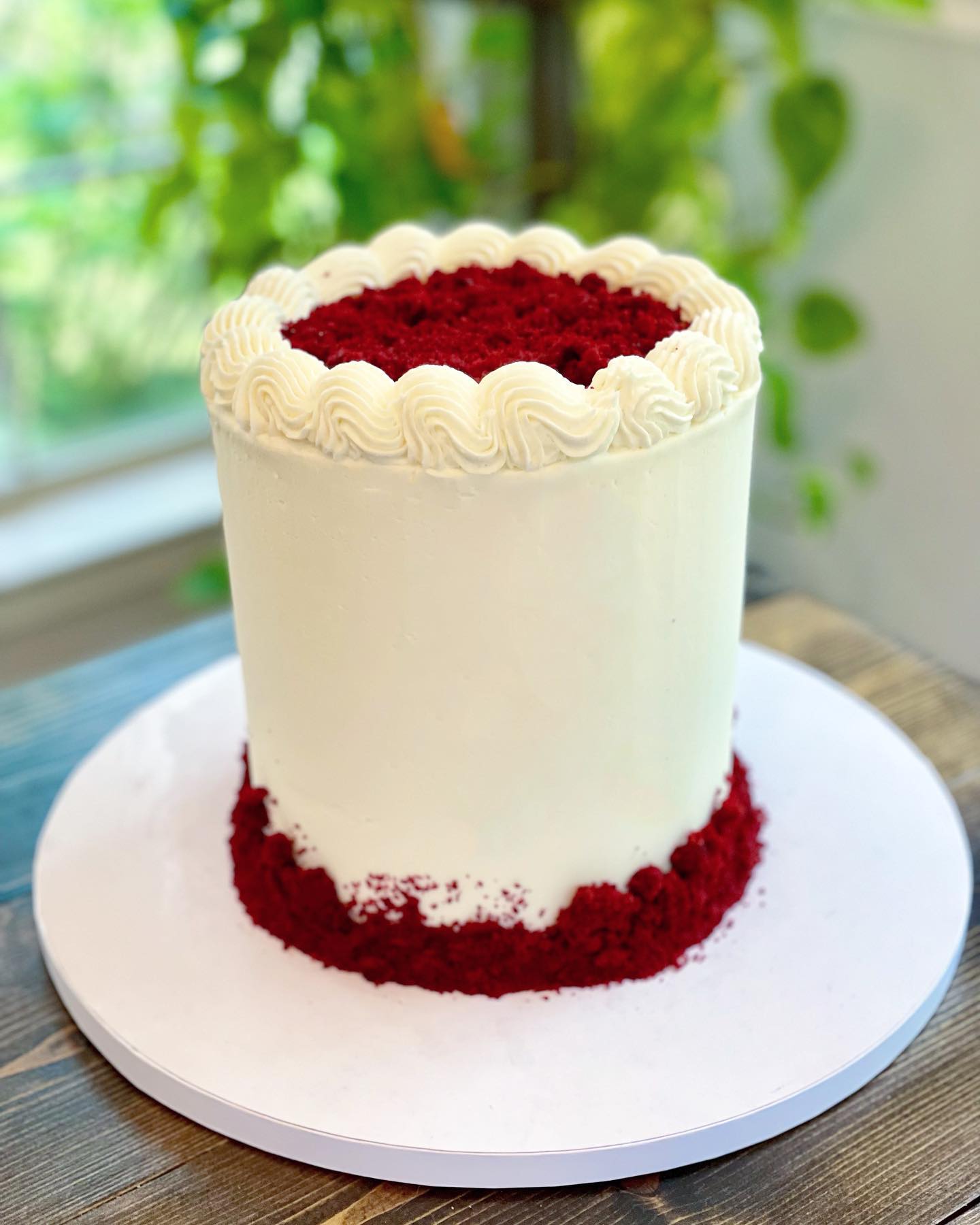 6”, three layer, red velvet cake + cupcakes for a 30th birthday celebration!
Interior was the smoothest, creamiest, dreamiest, cream cheese buttercream and the exterior was vanilla American buttercream.
The cupcakes were frosted with cream cheese buttercream as well.