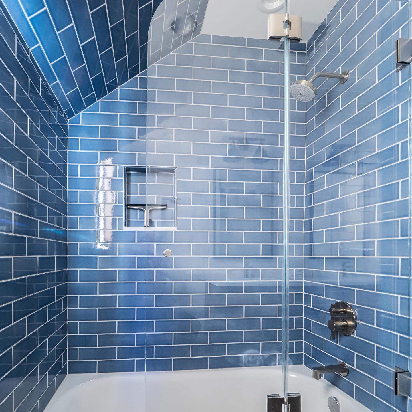 Summer blues with elegance: A blue subway tile shower/bath combo, white grout—perfect contrast. Paired with sleek modern hardware for design harmony. 💎🚿
Check out more design ideas in our story.
#ElegantLivingSpaces #DesignMastery #HomeUpgrade #ModernLuxury #TotalHomeManager
