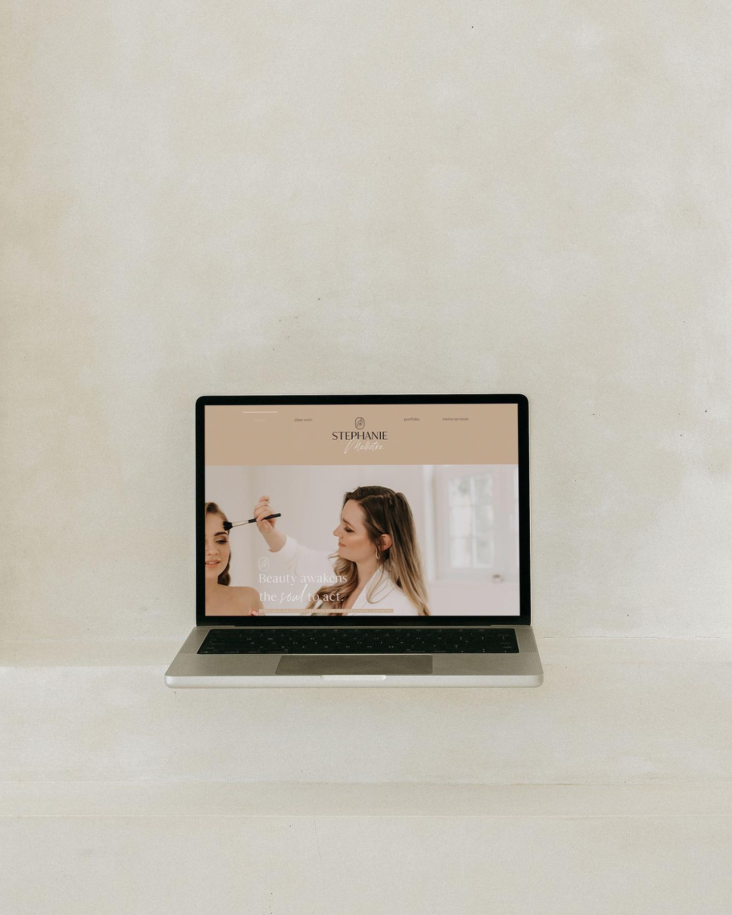 Das Projekt meiner lieben Brautstylistin Steffi im Detail. Hüpft gerne mal auf ihre Webseite! Und gebt mir unbedingt Feedback ✨🙂
www.stephanie-malhotra.de
#soulfulbranding #soulful #vectorliebe #designerin #grafikerin #webseite #holisticbranding #webseitengestaltung #branding #oldenburg #bremen #mediengestalter #grafiker #vector #hamburg #minimaldesign