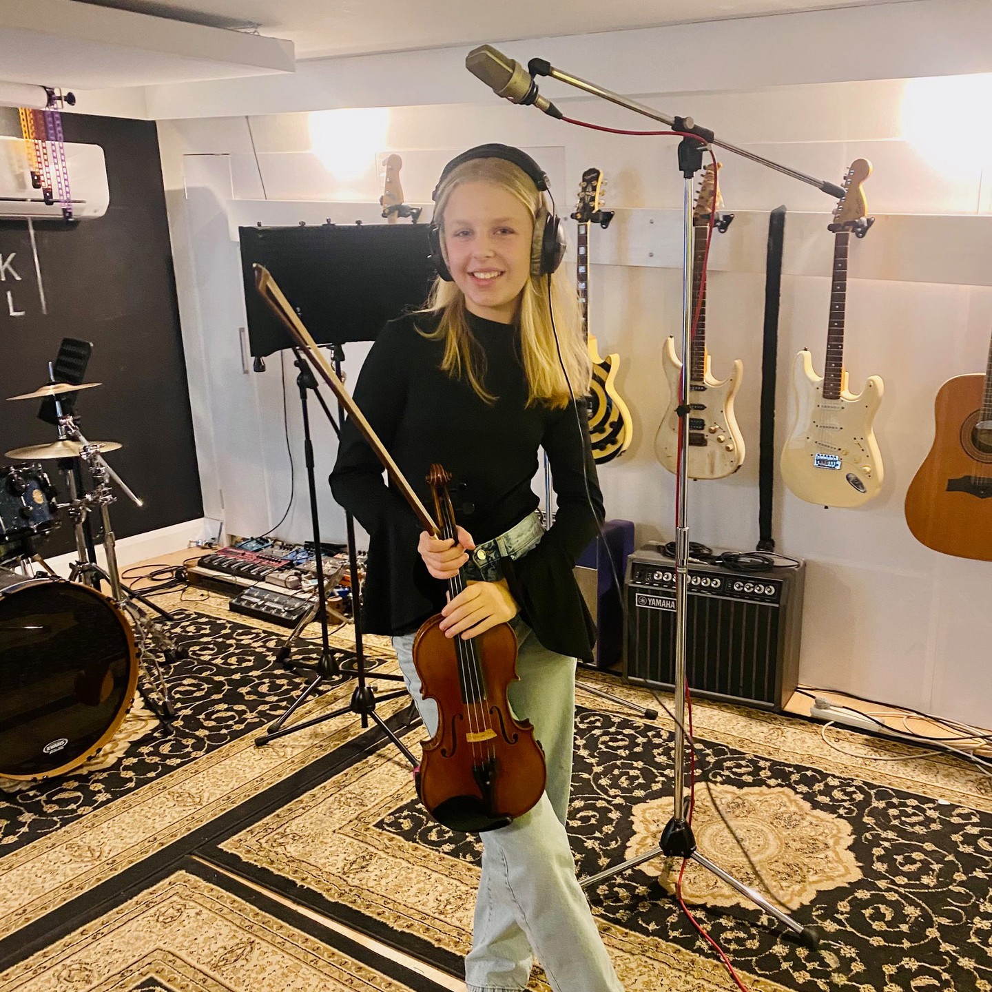 Great to have @grace.louw.violinist recording with our audio engineer Sid π»πΌ