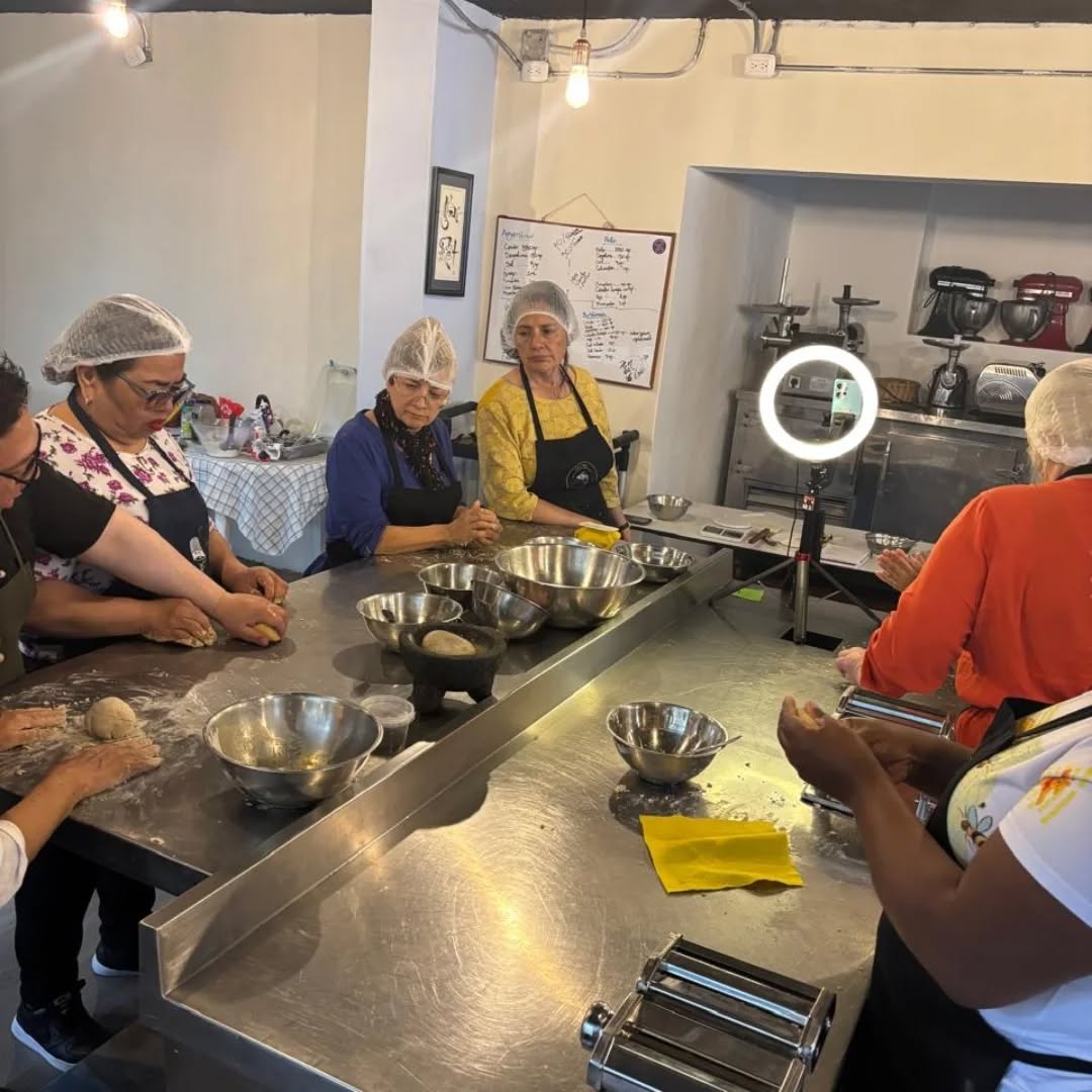 Personas en condicion de discapacidad visual cocinando con el alma ..Su forma valiente de afrontar la vida nos motiva a seguir guiándolos en emprendimientos, autonomía doméstica y bolsas de empleo especializadas, fortaleciendo juntos un futuro gastronómico accesible para todos . ¡Gracias por creer y por cocinar a ciegas con tanta luz!