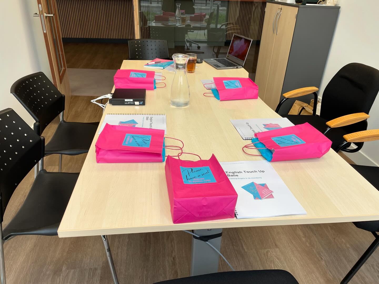 In house training English Touch Up - Balie voor de receptionisten van @dentalwaysdelft. Well done, girls, and enjoy doing your job in English too! 👏👏#dental #dentalreceptionist #tandartspraktijk #mondzorgpraktijk #modernetandheelkunde #internationals #migrants #expats #welcome