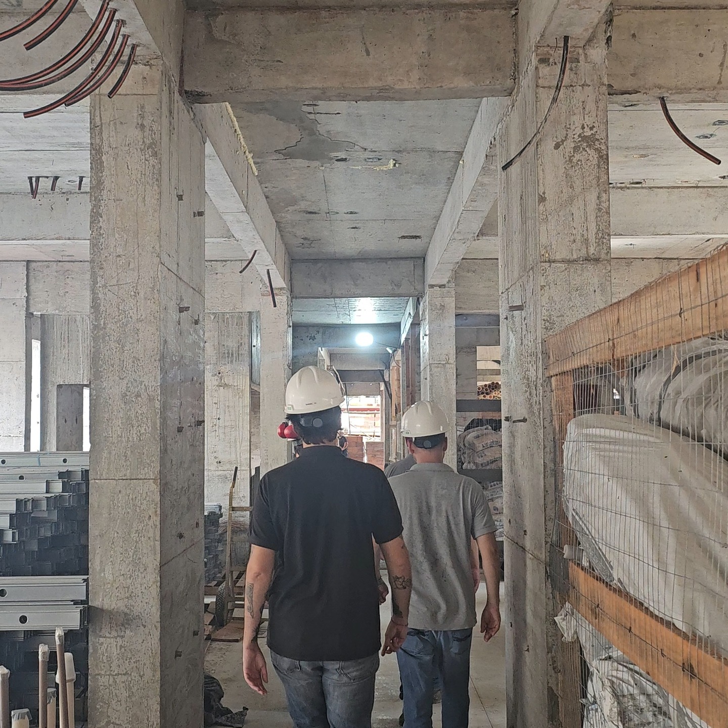 Mesmo sendo uma visita comercial, focada em ganhos estratégicos e financeiros, pudemos atestar os benefícios reais do sistema JOG na jornada dos trabalhadores: desde a organização, a facilidade do acesso em lugares desafiadores, e na parte externa, até a segurança de trabalhar cercado por uma estrutura sólida. Uma parceria viva, intrínseca e milimetricamente pensada para atingir um mesmo objetivo: construir com segurança, organização e velocidade.
Um sistema encantador, que se adapta ao ritmo da obra, se molda às necessidades e facilita processos através de tecnologia, planejamento e engenharia.
#jogandaimes
#construcaocivil
#portoalegre
#andaimes
#seguranca