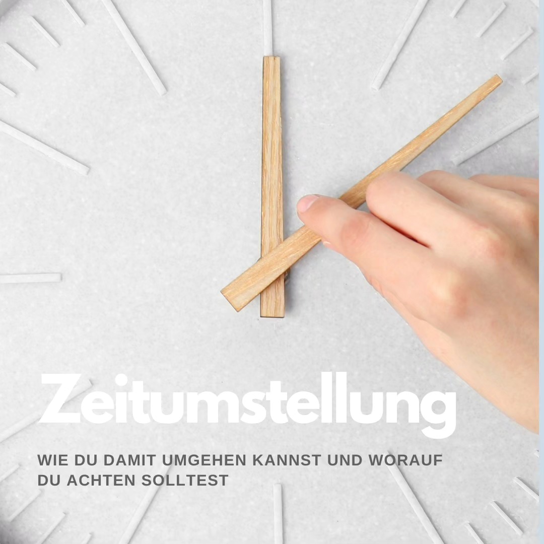 Es ist wieder so weit, in der Nacht von Samstag auf Sonntag (28. auf 29.Oktober) wird die Uhr auf Winterzeit umgestellt.
Und zwar wird die Zeit zurückgestellt also von 3:00 auf 2:00.
Vor allem Eltern mit Frühaufsteher macht diese Zeitumstellung oft etwas Bauchschmerzen, denn wenn das Kind bis anhin um 5 Uhr aufgewacht ist, ist die Wahrscheinlichkeit gross, dass es am Tag nach der Zeitumstellung um 4Uhr aufwachen wird.
Es gibt 2 Möglichkeiten wie du auf die Zeitumstellung reagieren kannst- welche das sind erfährst du oben im Post.
Wir waren bis jetzt immer Team auf uns zukommen lassen und dann den Rhythmus anpassen wenn er aus dem Ruder läuft- damit sind wir bisher sehr gut zurechtgekommen.
Wie gehts dir mit dem Gedanken an die Zeitumstellungen- wirst du dein Kind vorbereiten oder lässt du es einfach auf euch zukommen? Lass es mich gerne in den Kommentaren wissen🤗