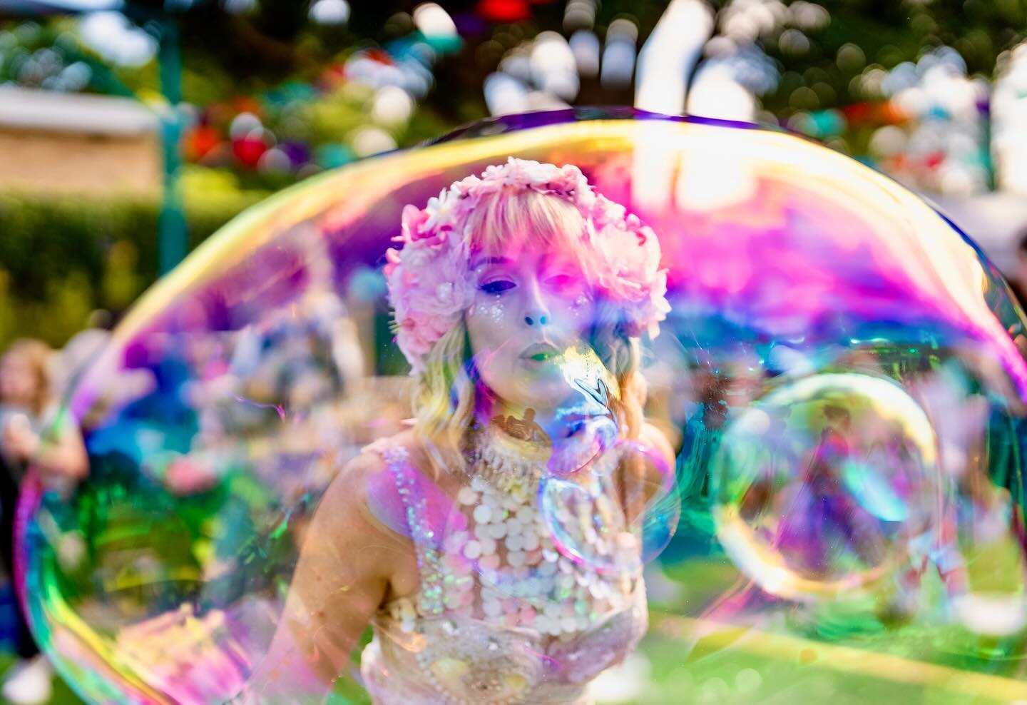 Pure joy 🫧🌈💖
•
•
•
#beckybubble #bubbleshow #bubbleology #bubbleologist #bubbleartist #bubblebabe #soapbubble #bubbleperformer #performanceartist #evententertainment #fairyparty #fairyparties #melbourneperformer #performerlife #bubbleworkshop #childrenspartyentertainment