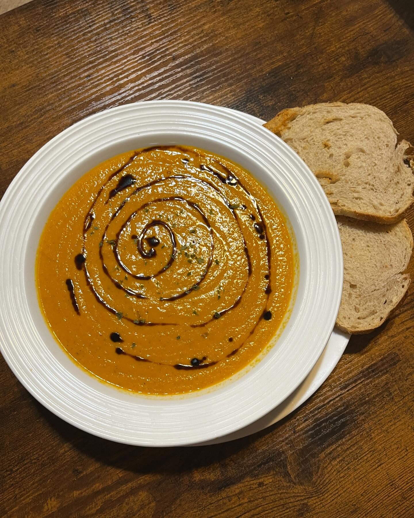 Vegetable soup! We had ours with sourdough and grilled chicken. Roast, season, blend, add chicken stock and coconut milk, blend some more! ~
~
~
~
~
~
~
~
~
~
~
~
#cooking #cookingtogether #souprecipe #whatsfordinner #food #recipe #foodies #healthyeating #healthymealprep