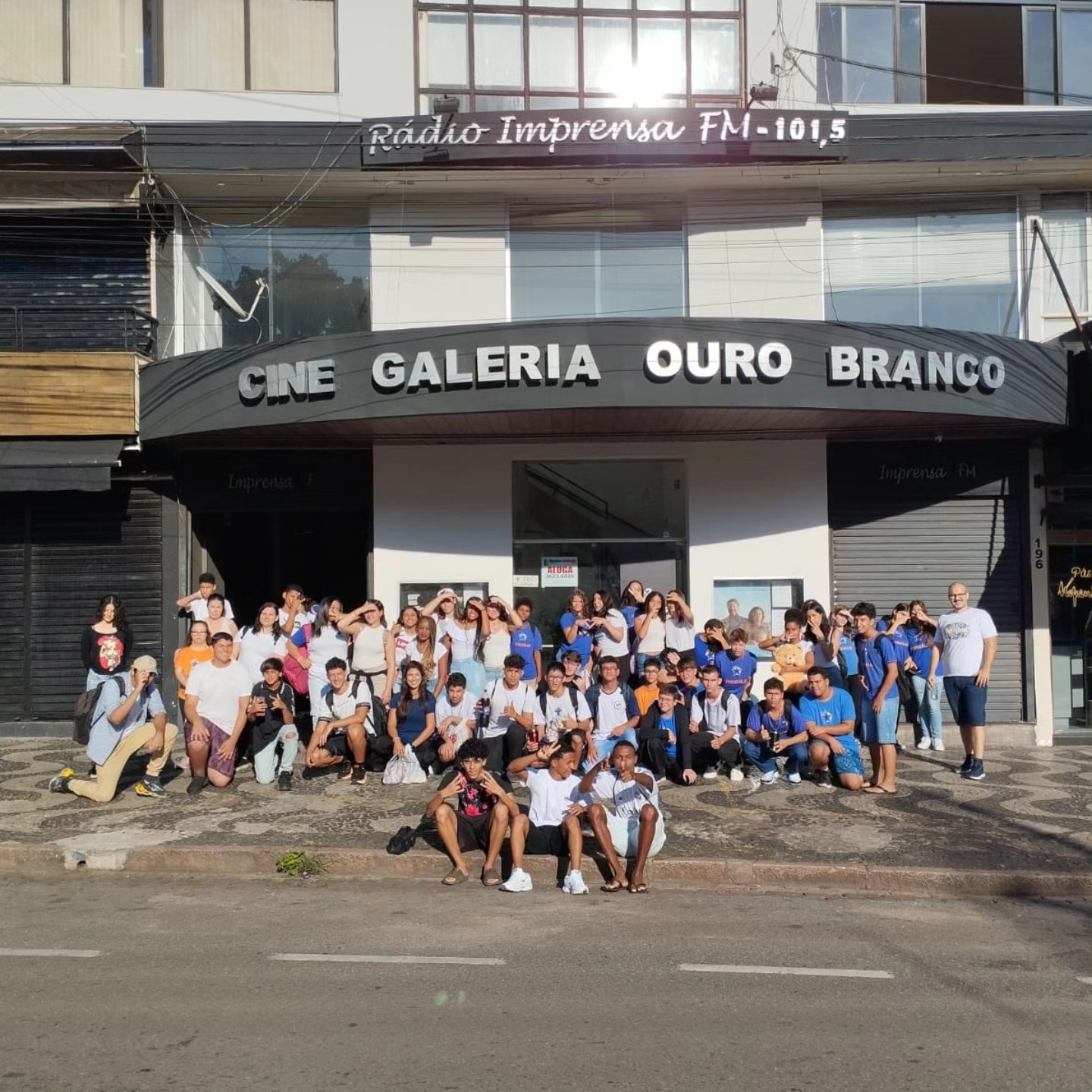 📸✨ Semana de Aprendizados e Experiências na PEI Virgílio Marcondes de Castro! ✨🎬🔬
Nesta semana, nossos estudantes viveram momentos de conhecimento e reflexão dentro e fora da escola!
🎥 No cinema, assistimos ao filme nacional Ainda Estou Aqui, uma obra emocionante que nos levou a pensar sobre memória, afeto e histórias de vida. Uma experiência enriquecedora para ampliar olhares e discutir temas atuais por meio da arte.
🧪 Já na disciplina eletiva Revelando o Passado Através da Ciência, exploramos técnicas de conservação de corpos e o processo de mumificação em uma experiência prática com maçãs e substâncias químicas. Os alunos puderam compreender, na prática, os métodos utilizados pelas civilizações antigas para preservar corpos e a importância da ciência na reconstrução do passado.
#AprenderFazSentido #VivênciasQueTransformam #PEIVirgílio