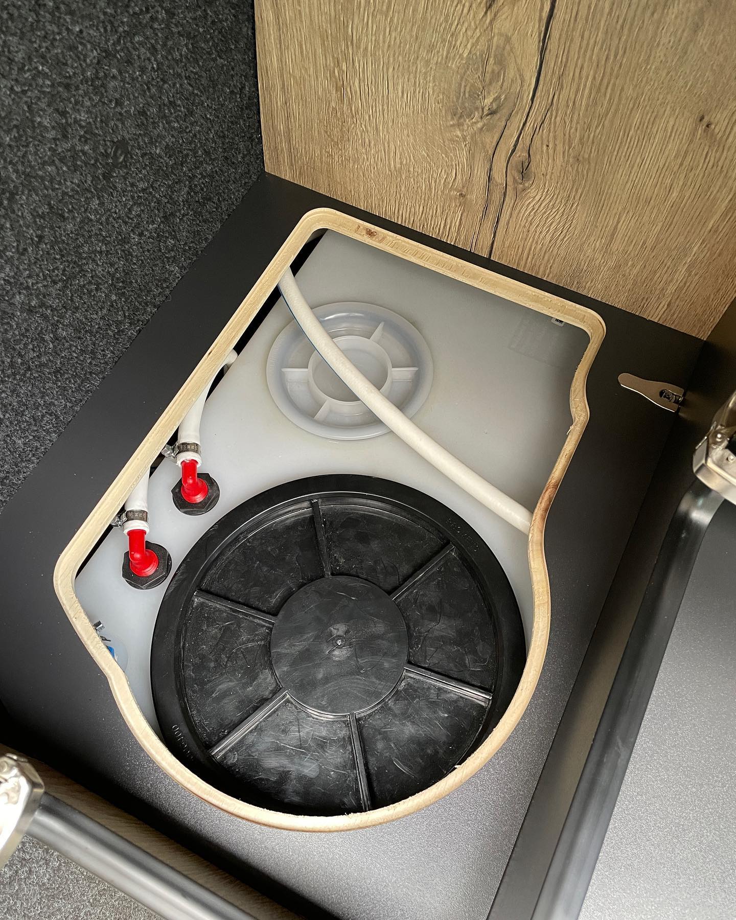 Platzsparend und trotzdem mit hoher Kapazität! 👍🏻💦
Wir bieten ab sofort einen neuen Tank an, dieser bietet Platz für eine 2,8kg Gasflasche sowie 43 Liter Frischwasser! 😍😍
Nimmt euch nicht den Platz unter der Sitzbank mit großen Tanks!
#new #t6 #t5 #camping #campinggadgets #california #vwcamper #campervan #camper #camperausbau #vanlife #van #vanlifegermany #caravan #vwt6camper #t6camper #t6transporter
#camperconversion #camperconversions