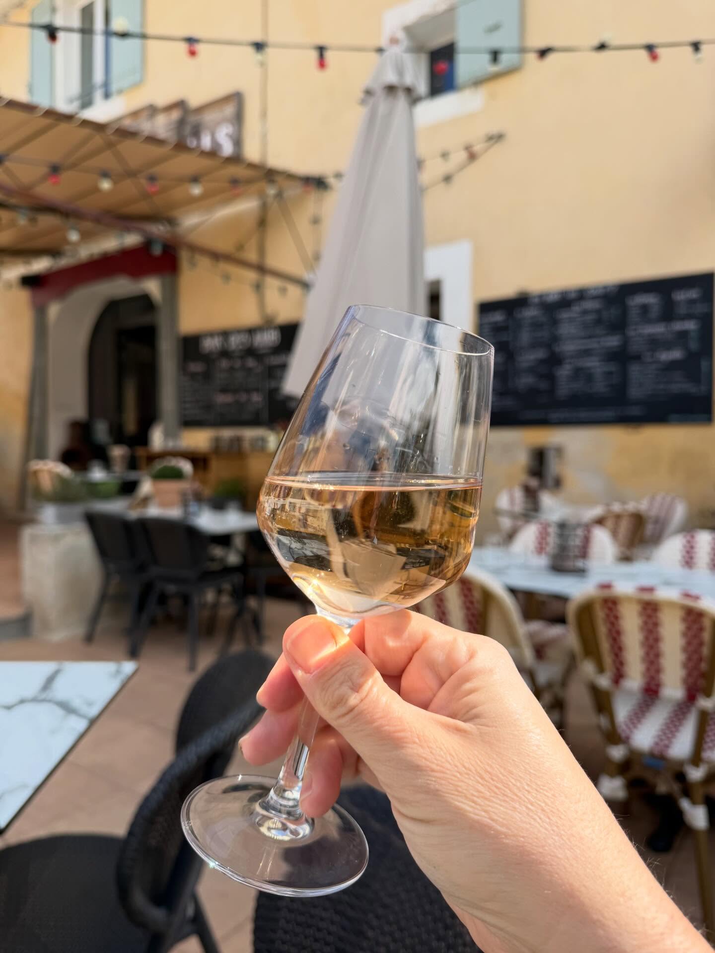Sun is out, and it’s terrace season here in Provence. We are thrilled that our friends at @bardesamisvillars are open for the season. A glass of rosé and a lovely seasonal menu featuring local producers. Life is good. Happy Saturday!