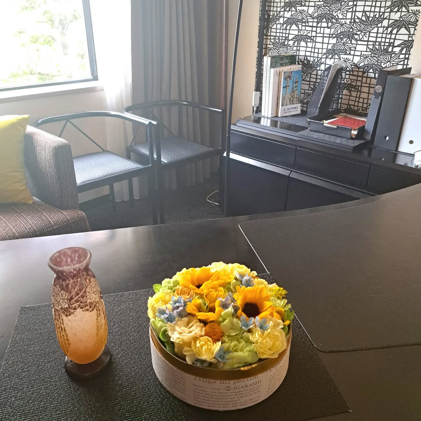 Flowers delivered to the office under preparation.
感謝です✨