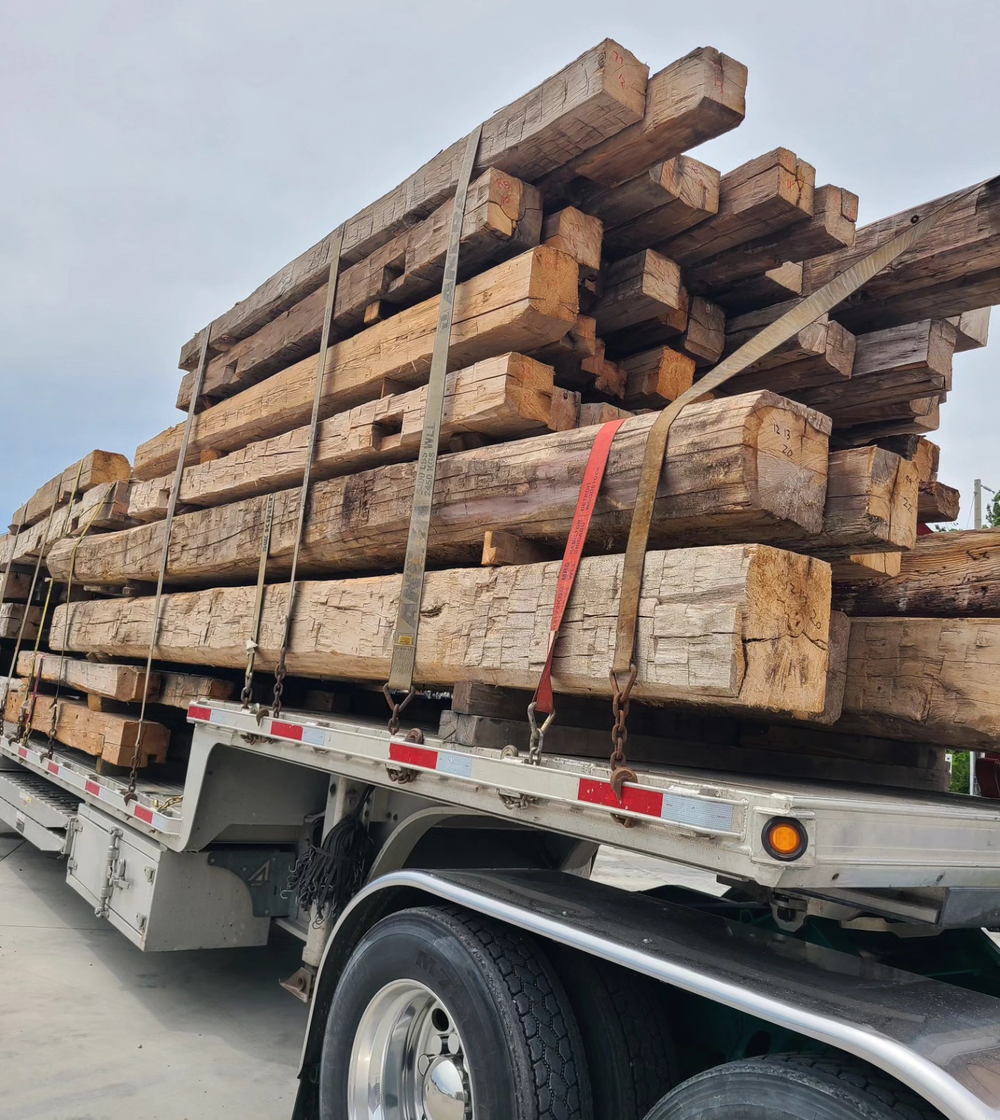 Hand hewn timbers loaded up and heading out!
#handhewntimbers #timbers #barnbeams #rustic #reclaimed #oldbarn #sawmill #stihl #oak #roughsawn #Timbercraftco #longhaul