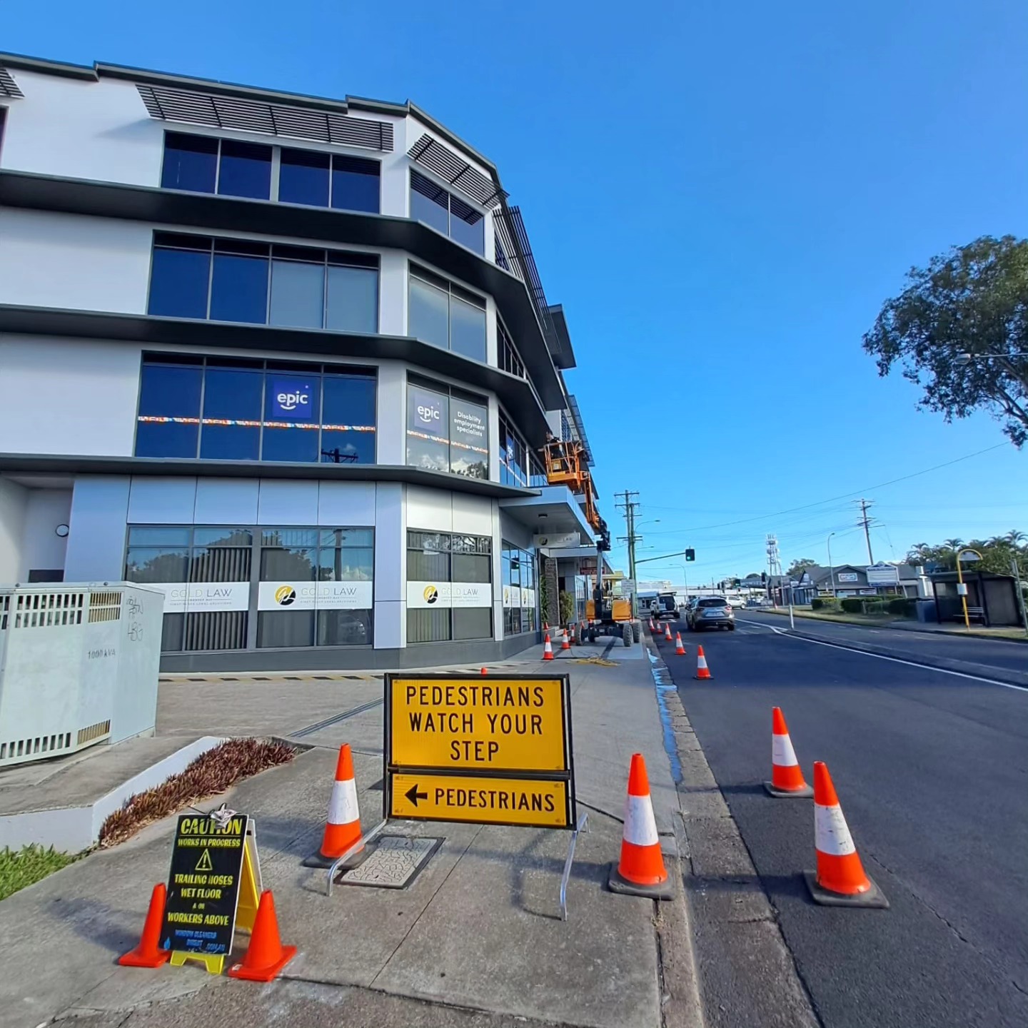 Traffic management, council approvals and knuckle boom hire. ... It's just what has to be done sometimes to renew some views!
#Cairns #Townsville #Helensvale #tullamarine