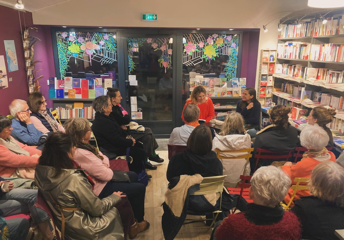 📸 Retour en images - Rencontre lumineuse avec @severinecressan pour son magnifique livre NOURRICES publié chez @editions.dalva 🌝
Merci pour vos chaleureuses présences !
#coupdecoeurlibraire #nourrices #coupdecoeurlittéraire