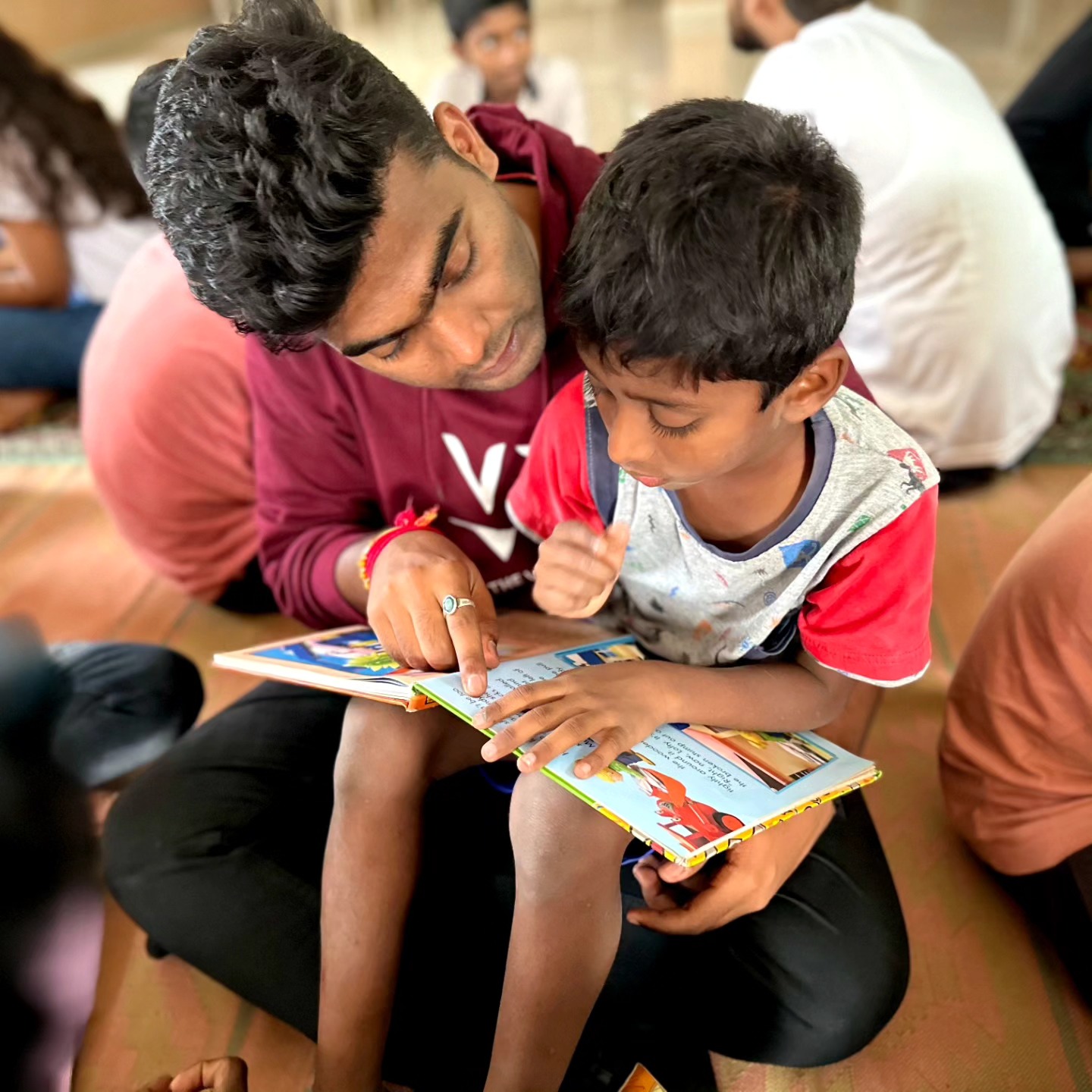 Here are the heartwarming pics of our volunteer @shubhamscape igniting a child's curiosity at Shalom Children's Home as he reads Panchatantra moral stories.
@vthevolunteers
#vtvo #vthevolunteers #vread
