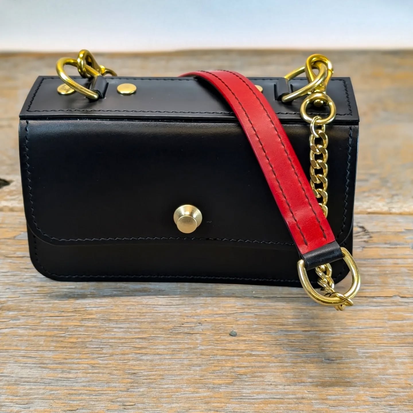 An Ankita in black and red Buttero with black stitching and solid brass hardware. The interior is fully lined with black vegetable tanned leather. A rivet on top is laser engraved with my markers mark thanks to @bowthemaker
#handbag #handcrafted #handmadeleather #handmade #leatherbag #shoulderbag #saddlestitched #handstitched