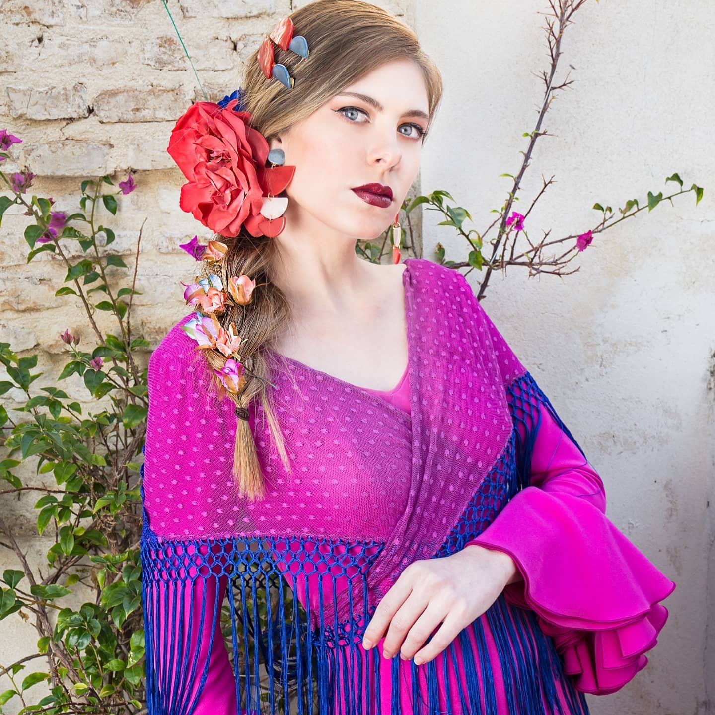 Os presento: La Editorial Flamenca "Sevillana" Imágenes realizadas para la marca de complementos y moda flamenca @florsali
Poco a poco os iré mostrando parte de la editorial.🥰😊 🌹Marca: Florsali
🕺Estilismo: @vickybvela
💃🏼Modelo: @mjoliva_
👄💄Maquillaje: @blackswanmakeupartist 👗Trajes de flamenca: 👗@marinaflamenca 📸🤓Fotografía y dirección artística: @lolamontiel.creative ¡Un placer trabajar con vosotr@s!
----------------------------------------------------
I present: The Flamenco Editorial "Sevillana" Images made for the flamenco accessories and fashion brand @florsali
I was looking forward to being able to show the whole report, which I will be publishing as the fashion brand shows them publicly on their networks.
#modaflamenca #flamenca #Florsali #sevillana #lolamontiel #lolamontielcreative #editorialmoda #photofashion #fotografiaartistica #simof #simofsevilla #portalflamenca #models #photography #artisticphotography #art #inspiration #beautifulbizarre #darkbeautymag #artselects #fantasyphotography #lolamontielart #artist #mujerfotografa #maquillajeprofesional #mua #fashion