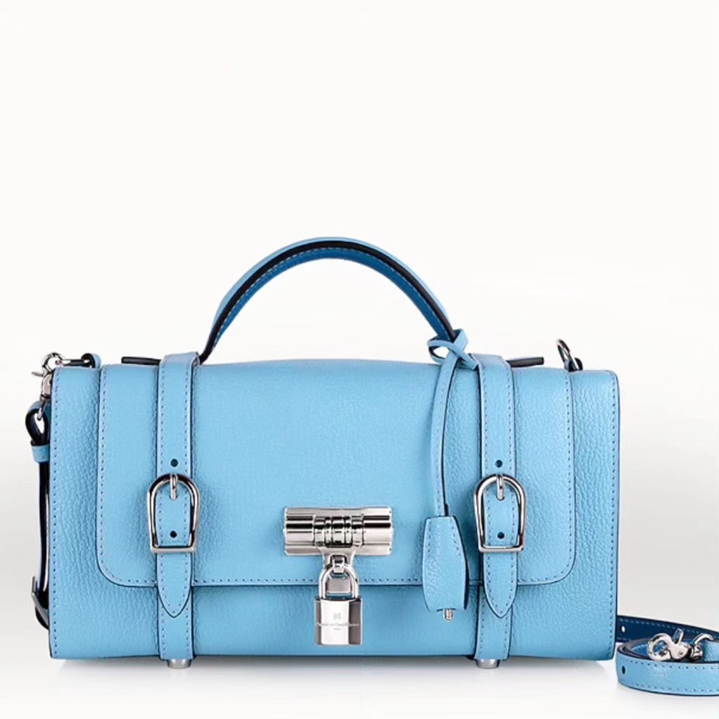 Découvrons le sac à main "Diligent".
➡️ Dimensions : 23cm ou 26cm
Compartiment principal avec poche intérieure plaquée.
Poignée courte pour un porté main ou croisé.
Bandoulière amovible pour un porté croisé ou épaule.
Cadenas avec porte-clé en cuir.
#diligent #prouesbydavidhanna #hautemaroquinerie #elegance #madeinfrance #leatherbag #luxurybag #leather #mof #meilleurouvrierdefrance #parisluxury #style #handbag