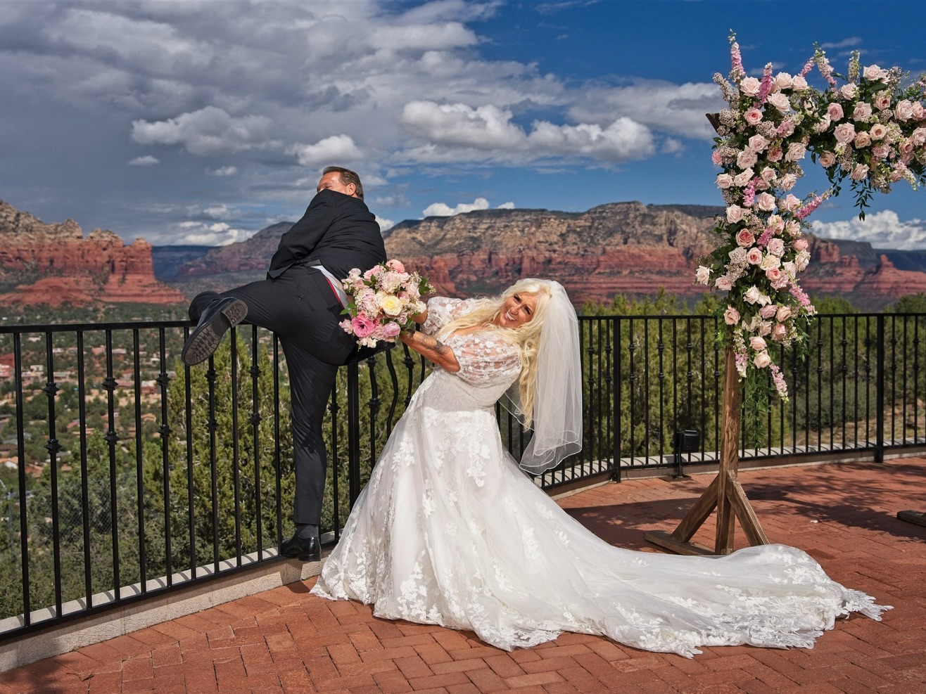 Some grooms try to run away during their Sedona wedding! 🤠
#sedonaweddingphotographer #sedona #sedonaelopement #sedonaelopementphotographer #skyranchlodgeweddings