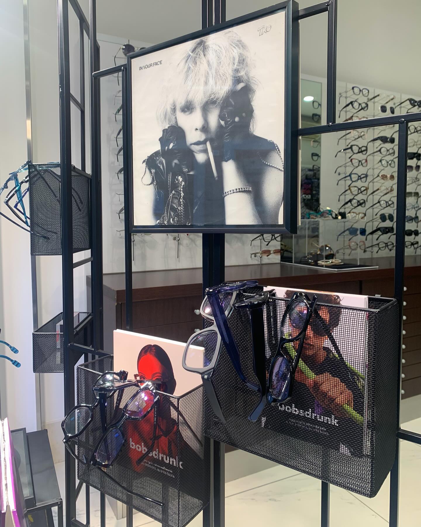 @bobsdrunkofficial rappresenta il contrasto per eccellenza, costituito da due lati opposti ma in sinergia tra loro.
Da un lato c’è bob, la parte ordinaria e classica del marchio e dall’altro c’è sdrunk, la parte più alternativa, l’eccezione alla regola. L’unione da vita ad una nuova ed unica identità.