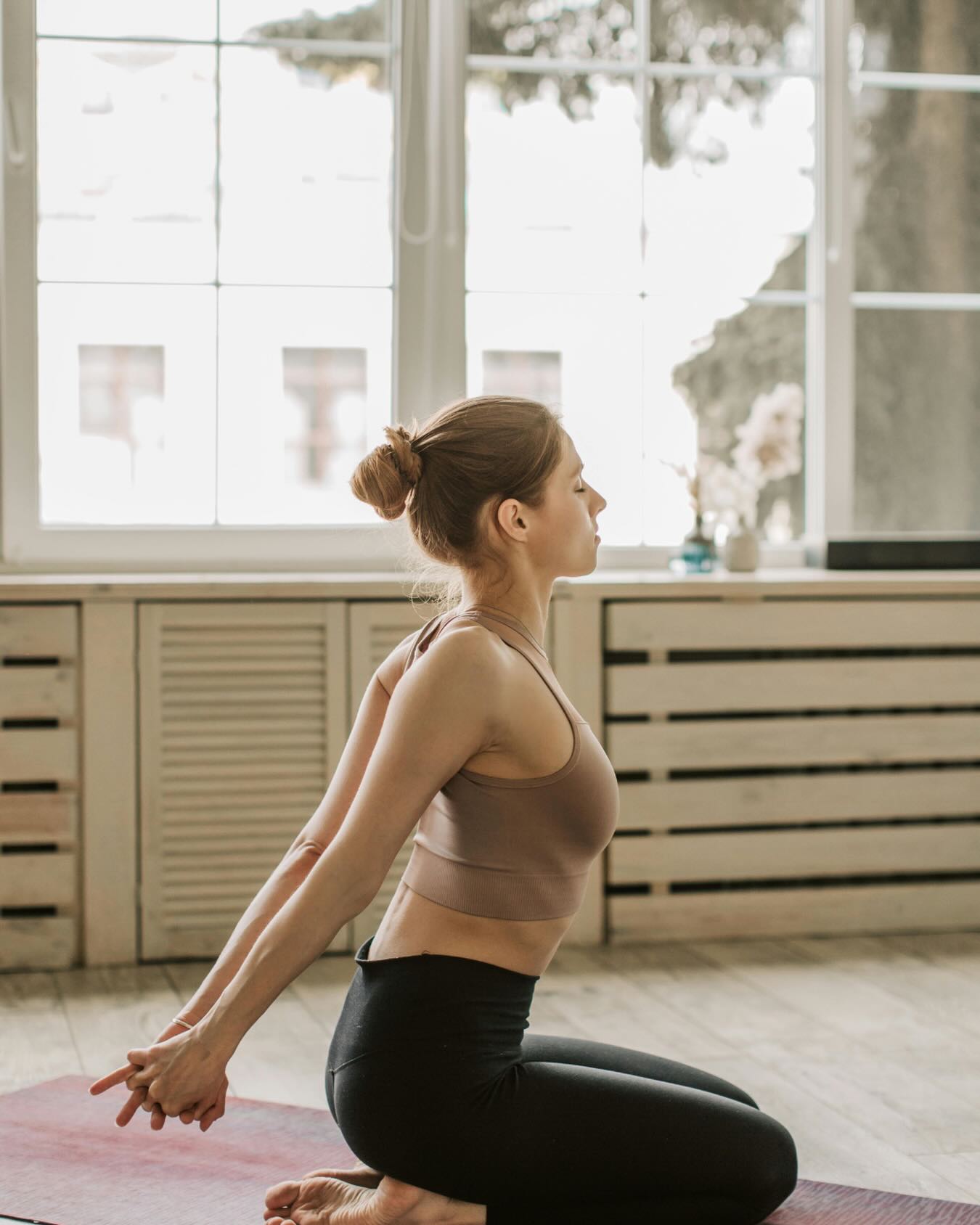 Friendly reminder to pause for a momentâŚ
Stop, take a breath, and give your body a little stretch!
We spend so much of our day rushing, sitting, and looking down at screens that our bodies can start to feel tight and tense without us even realising. Taking just a minute to open up, move, and reset can make a big difference in how you feel.
Roll your shoulders back, stretch it out, and breathe deeply⌠your body will thank you for it â¨
.
.
.
.
#cheststretch
#posturematters
#mobility
#selfcare
#wellness