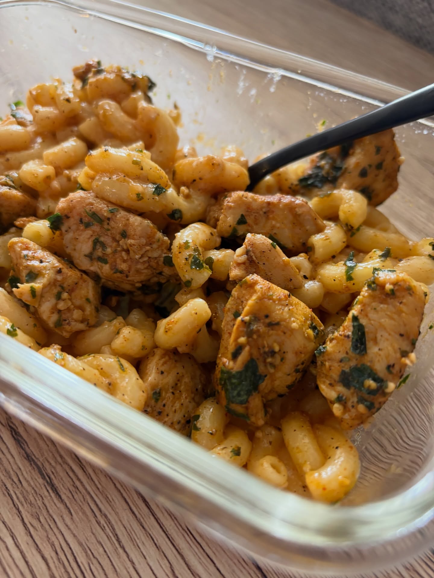 Honey Garlic Chicken + Mac & Cheese
INGREDIENTS
Chicken
3 chicken breasts, diced
tbsp olive oil
3 tsp minced garlic
2 tsp paprika
2 tsp garlic powder
1 tsp parsley
2 tsp salt
1 tsp pepper
2 tbsp butter
1 tbsp honey
2 tbsp parsley
Mac & Cheese
2 tbsp butter
3 tsp minced garlic
2 cups heavy cream
1/2 cup mozzarella, shredded
1 cup cheddar, shredded
1 box macaroni
2 tsp paprika
2 tsp garlic powder
2 tsp salt
1 tsp pepper
DIRECTIONS
✔️Marinate chicken with olive oil, garlic, paprika, garlic powder, parsley, salt and pepper for 20 min.
✔️Cook chicken in a large pan over medium heat for 10-15 min until chicken is cooked. Reduce heat, stir in butter, honey and parsley to coat. Remove from the pan.
✔️In the same pan, melt butter and sauce garlic until fragrant. Add cream and let bottle, then stir in cheeses, and seasonings until smooth.
✔️Cook macaroni as directed on the box, drain and add to the cheese sauce. Simmer on low for 5 min.
✔️Divide mac & cheese and chicken into 6 containers.
💾 save this one for later, trust me you’ll want to!